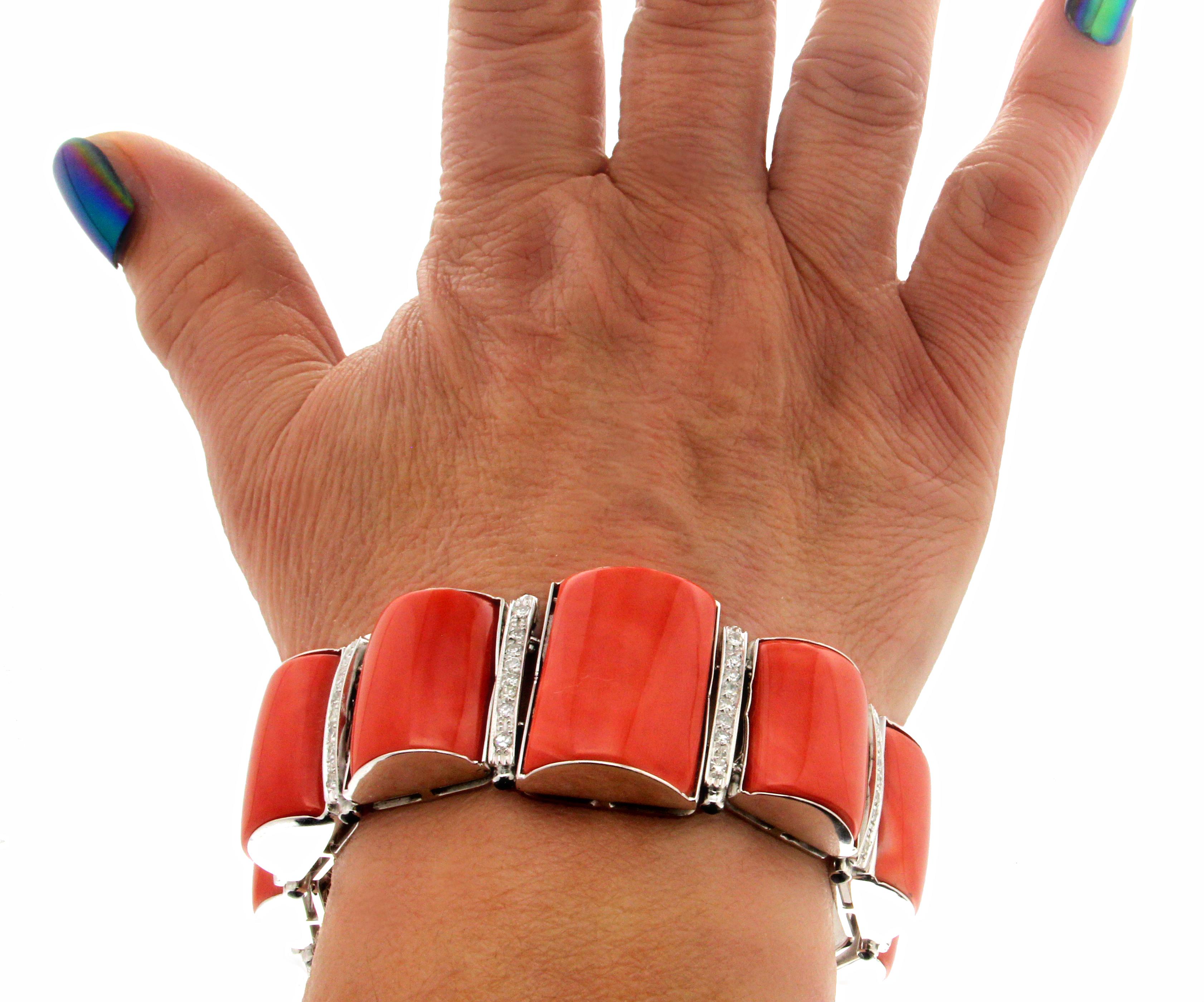 Manchette artisanale en corail de Sardaigne, or blanc 18 carats, diamants et saphirs en vente 3