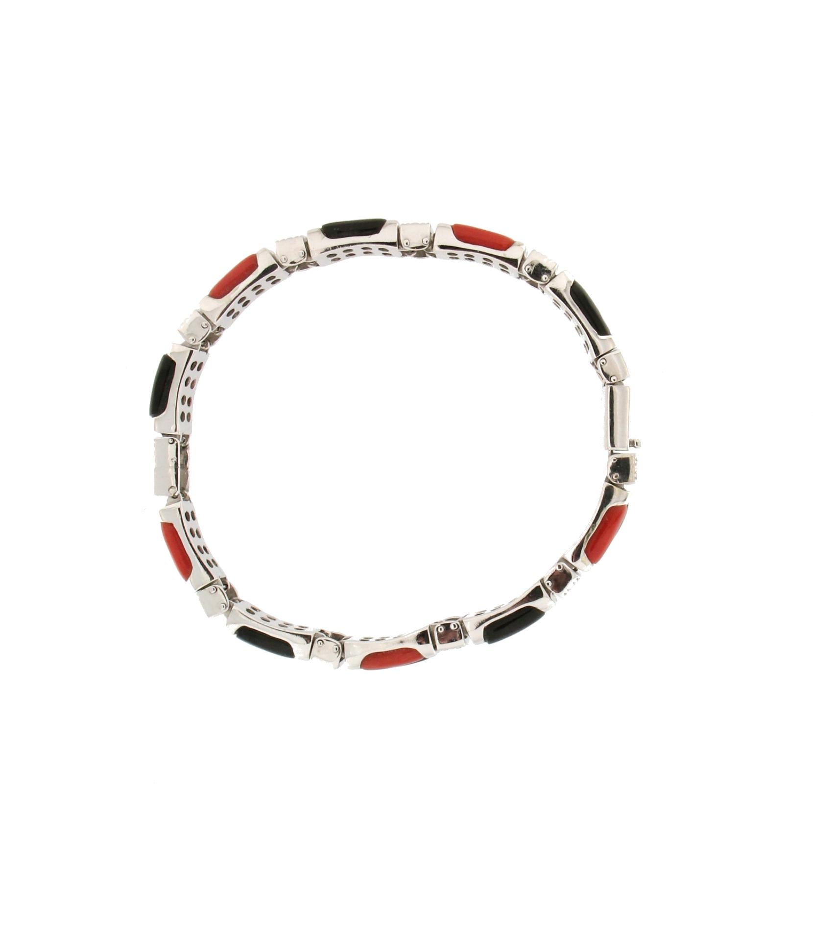Taille brillant Bracelet manchette artisanal en corail de Sardaigne, or blanc 18 carats, onyx et diamants en vente
