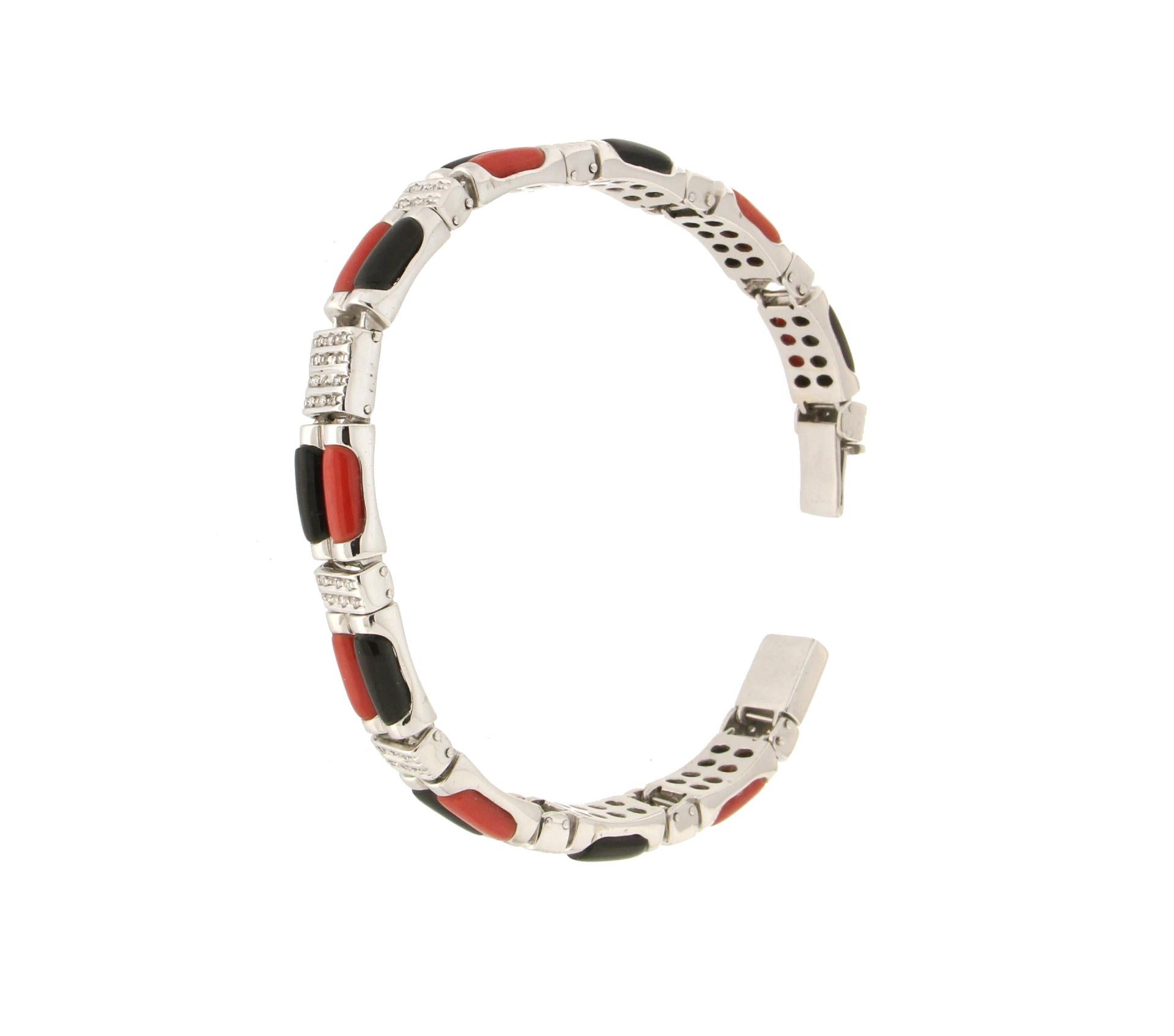 Bracelet manchette artisanal en corail de Sardaigne, or blanc 18 carats, onyx et diamants en vente 1