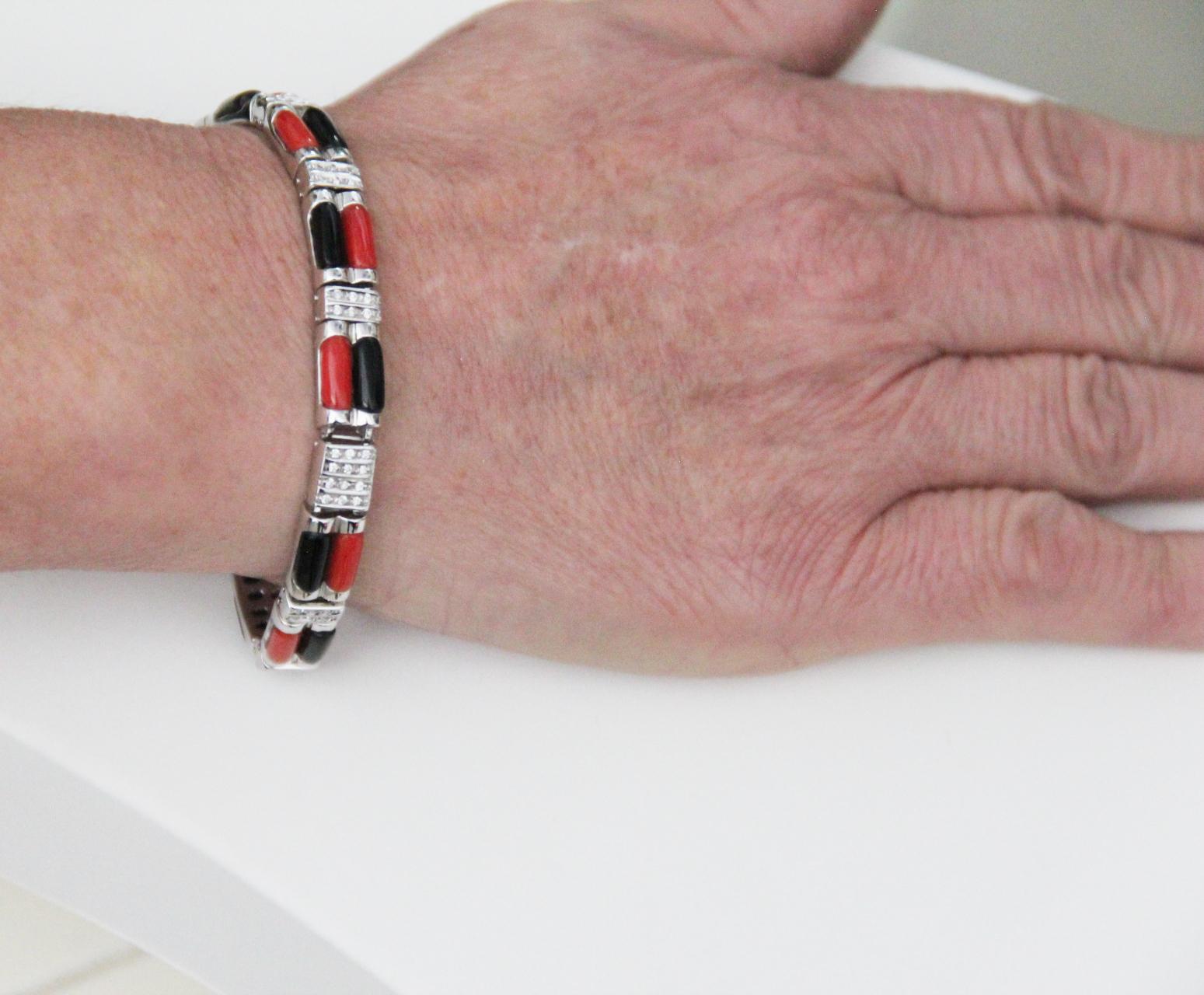 Bracelet manchette artisanal en corail de Sardaigne, or blanc 18 carats, onyx et diamants en vente 3