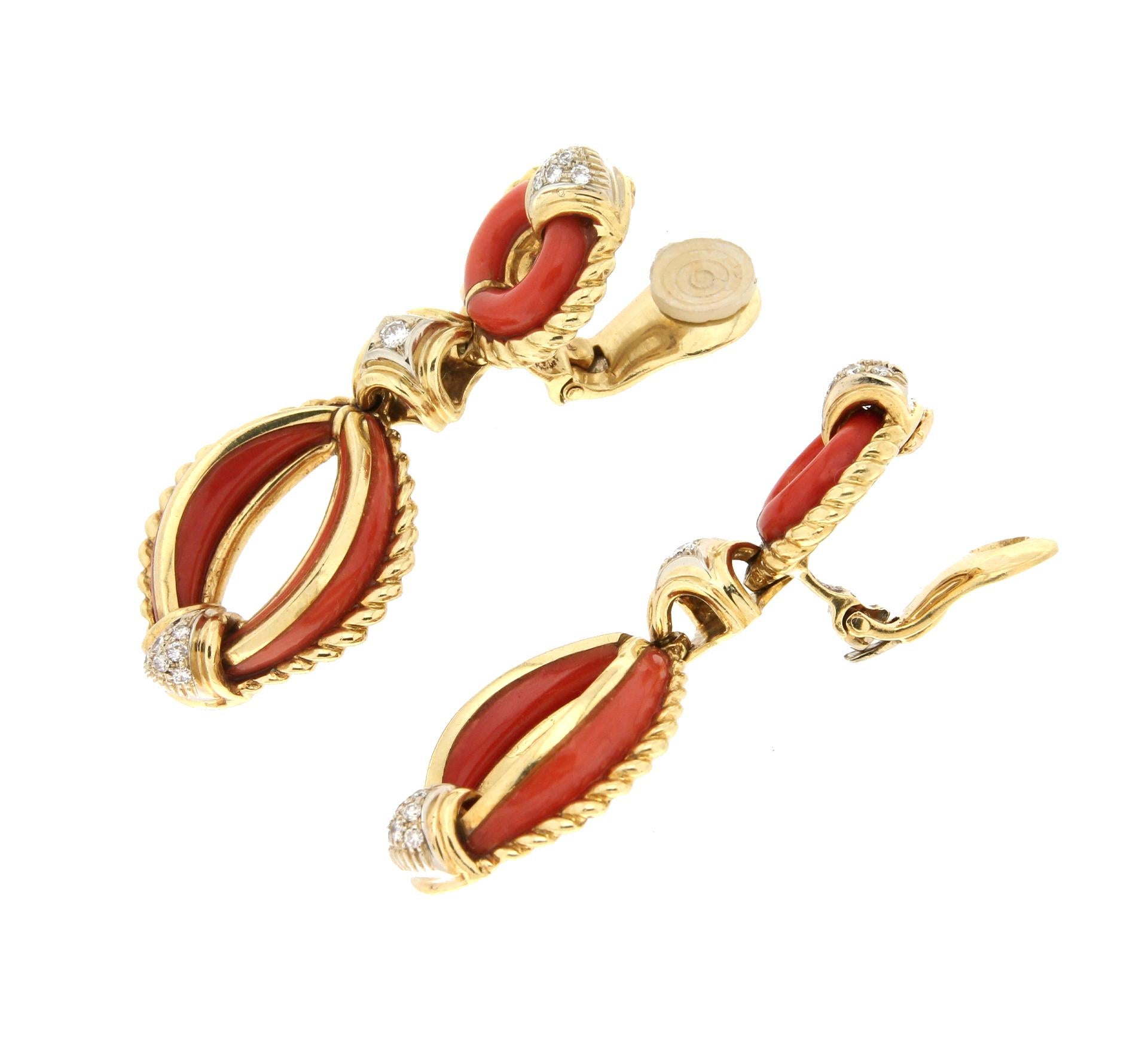 Pendientes artesanales de coral sardo con clip de oro amarillo de 18 quilates Retro en venta