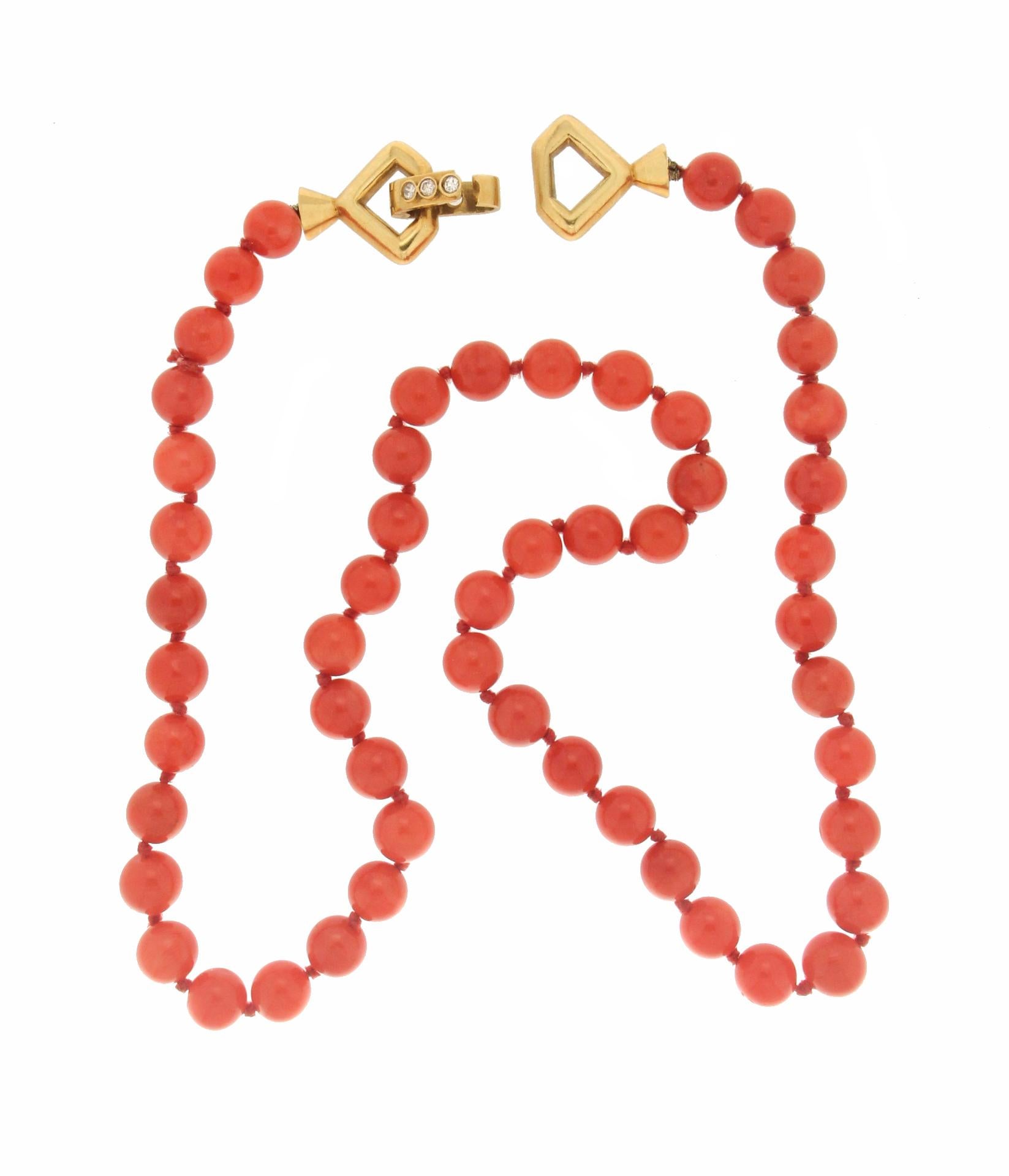Handgefertigte Halskette mit sardischer Koralle 18 Karat Gelbgold Diamanten und Perlen (Kunsthandwerker*in) im Angebot