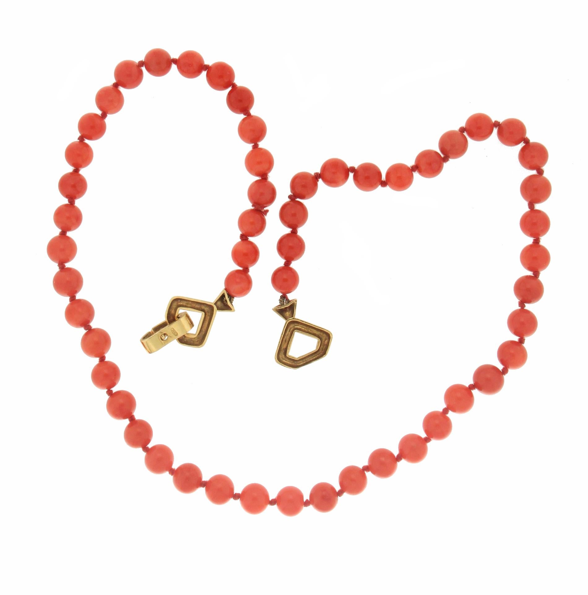 Handgefertigte Halskette mit sardischer Koralle 18 Karat Gelbgold Diamanten und Perlen (Brillantschliff) im Angebot