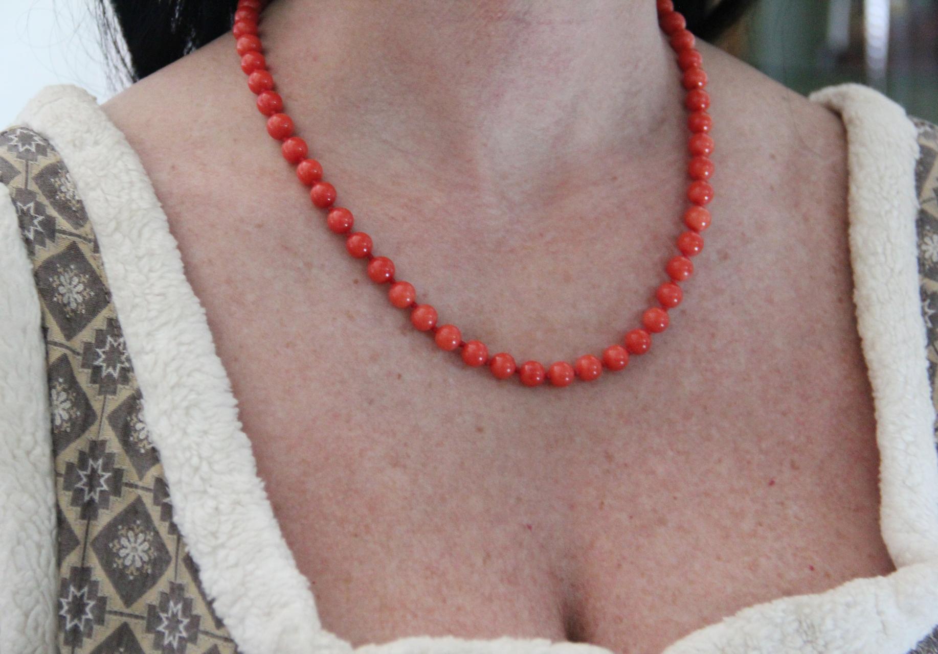 Handgefertigte Halskette mit sardischer Koralle 18 Karat Gelbgold Diamanten und Perlen für Damen oder Herren im Angebot