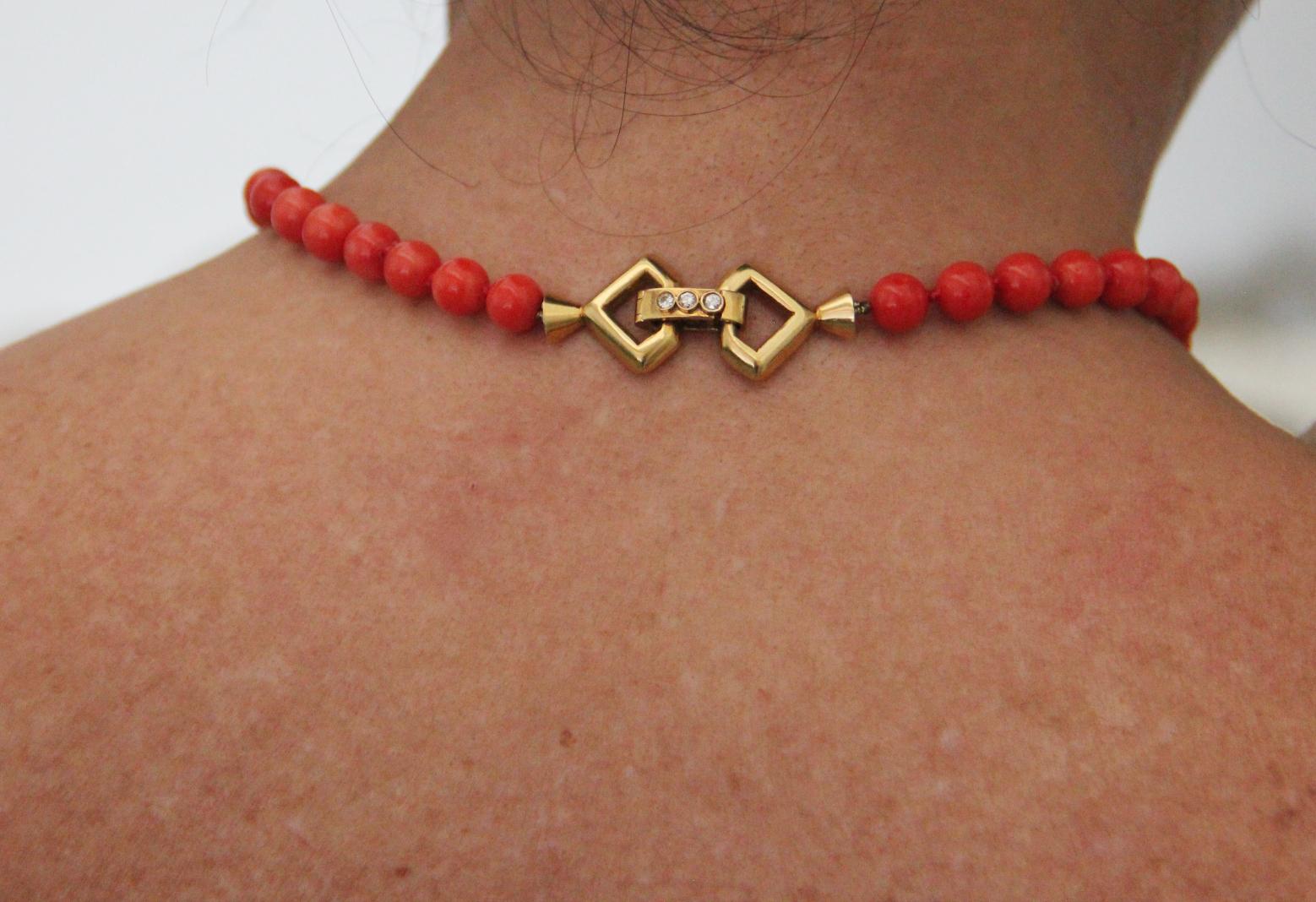 Handgefertigte Halskette mit sardischer Koralle 18 Karat Gelbgold Diamanten und Perlen im Angebot 1