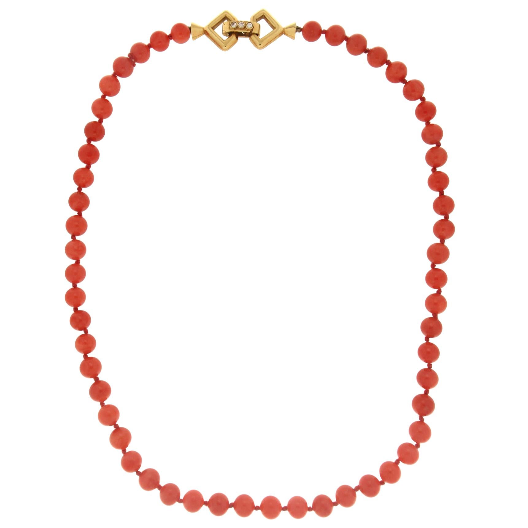 Collier artisanal de perles en or jaune 18 carats avec corail de Sardaigne et diamants