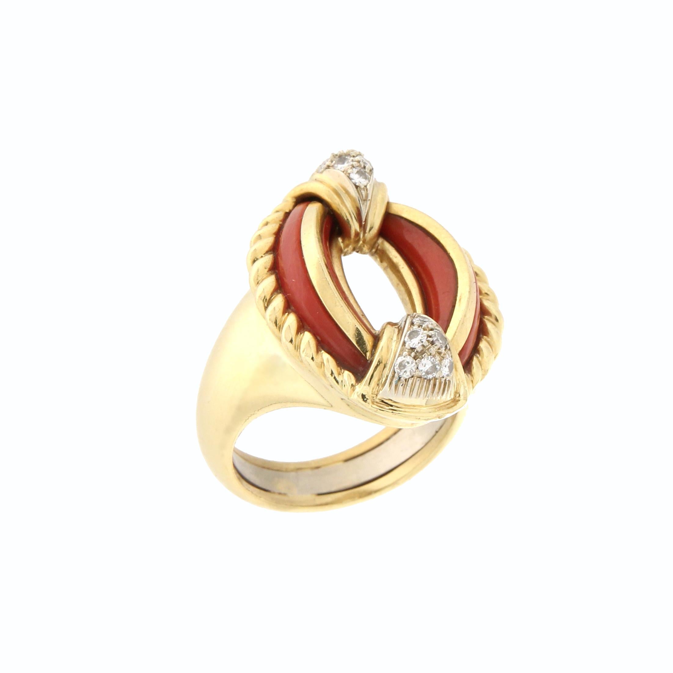Rétro Bague de cocktail en or jaune 18 carats diamants et corail de Sardaigne Handcraft en vente