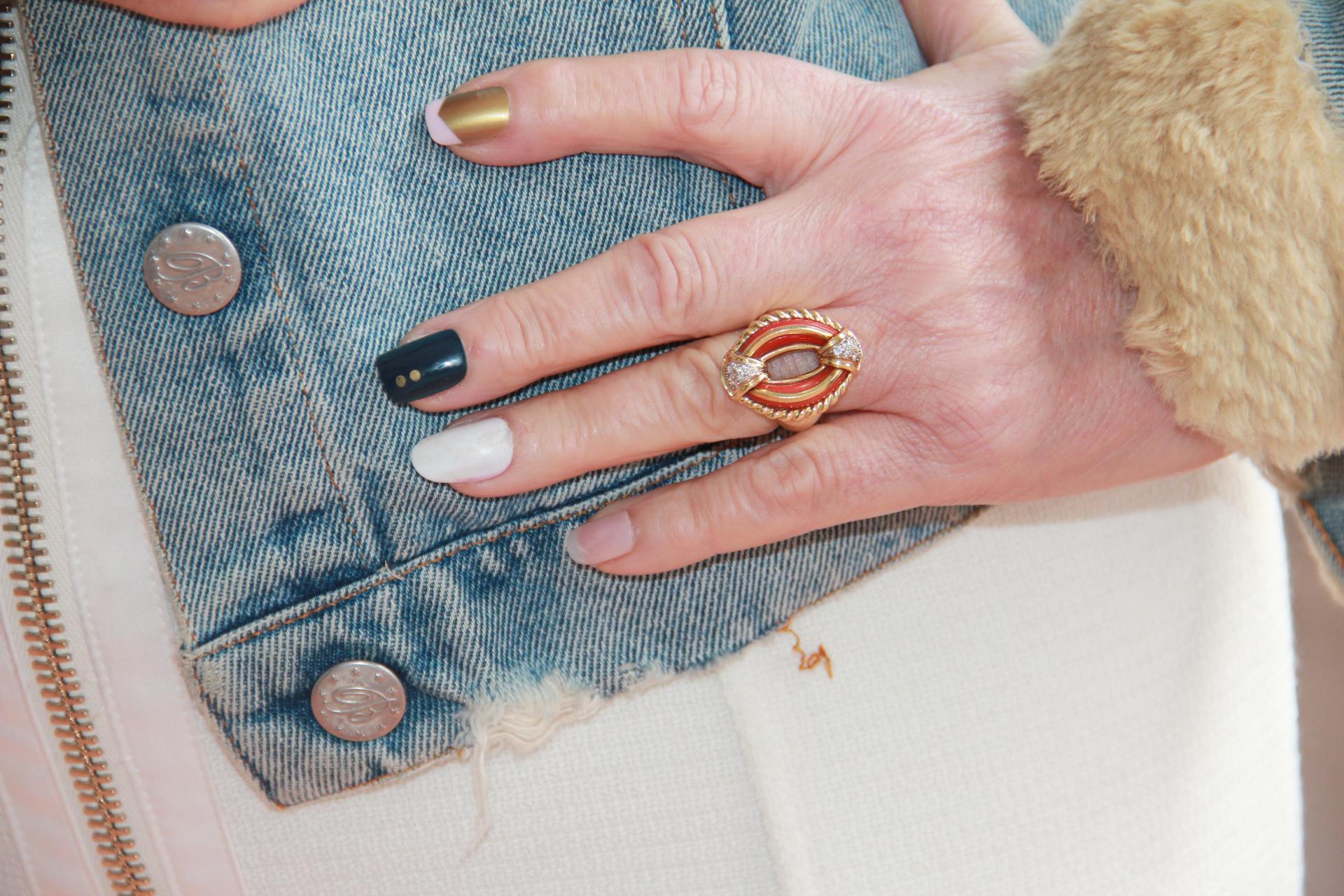 Bague de cocktail en or jaune 18 carats diamants et corail de Sardaigne Handcraft en vente 3
