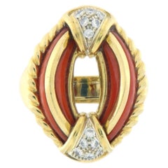 Anello da cocktail sardo in corallo della metà del secolo, in oro giallo 18 carati con diamante naturale