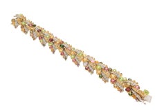 Handgefertigtes Manschettenarmband mit Halbedelsteinen aus 18 Karat Gelbgold mit Diamanten