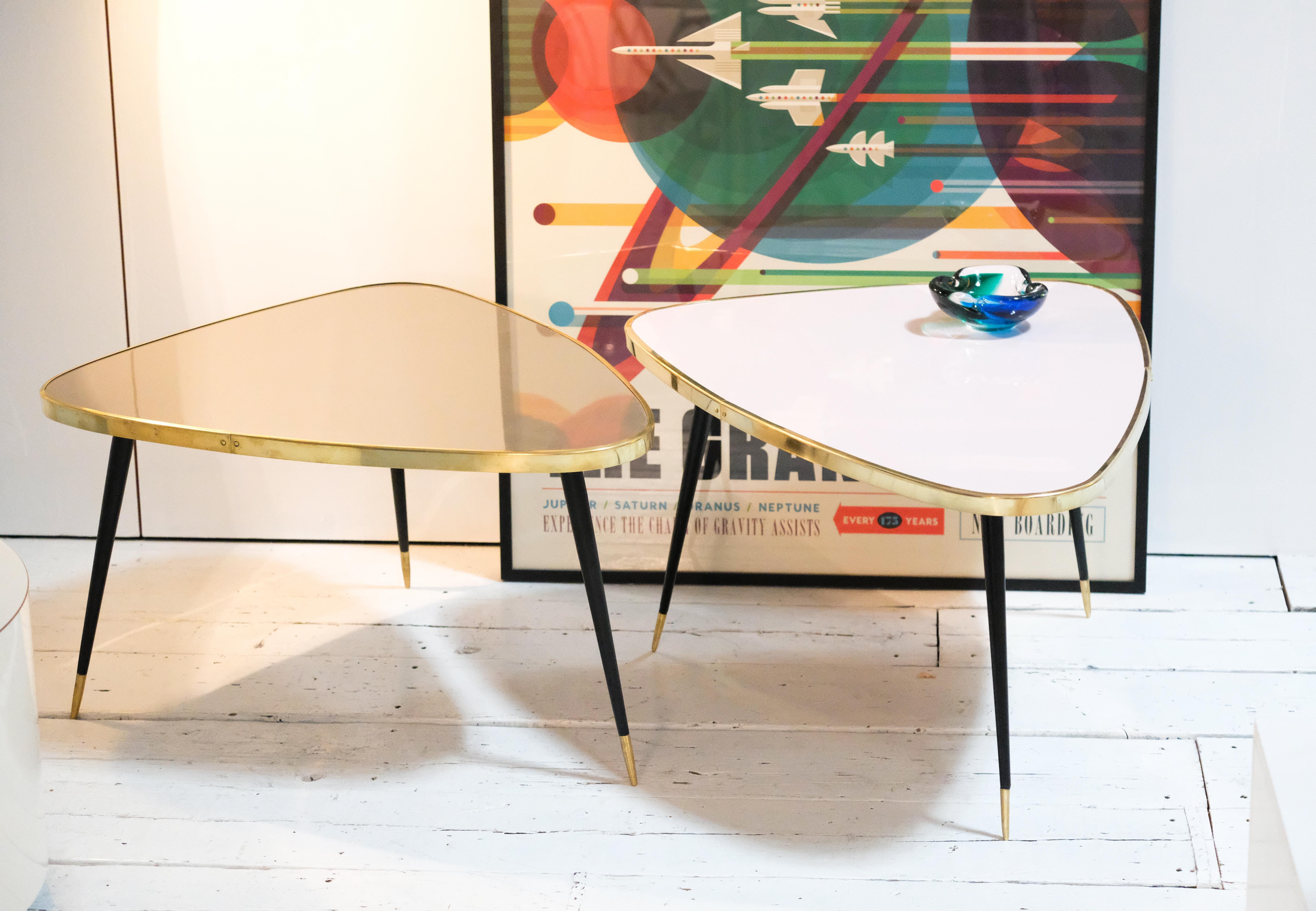 Table d'appoint artisanale en acier de forme organique avec contour 5 couleurs et petit plateau de 2 hauteurs en vente 2