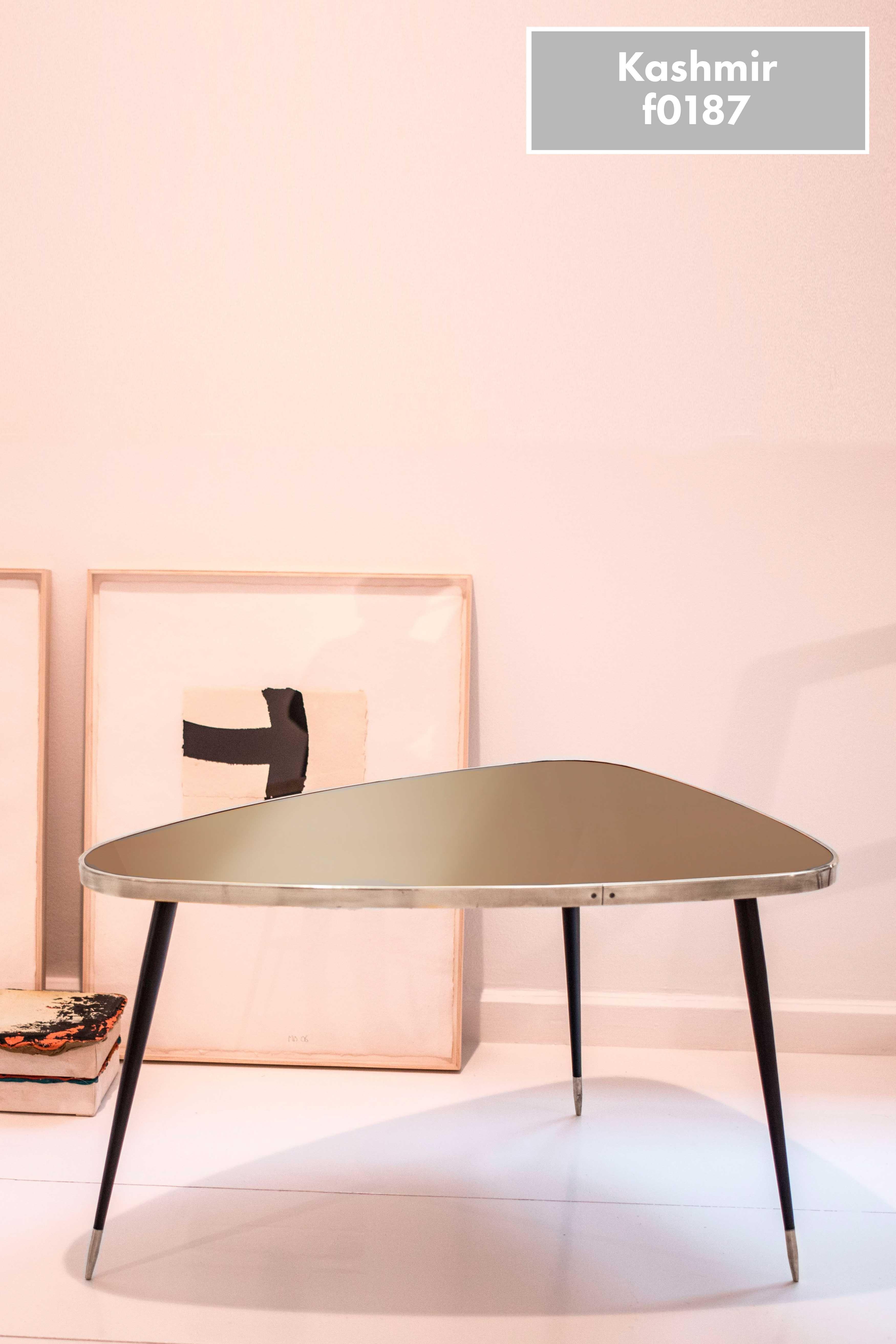 Moderne Table d'appoint artisanale en acier de forme organique avec contour 5 couleurs et petit plateau de 2 hauteurs en vente