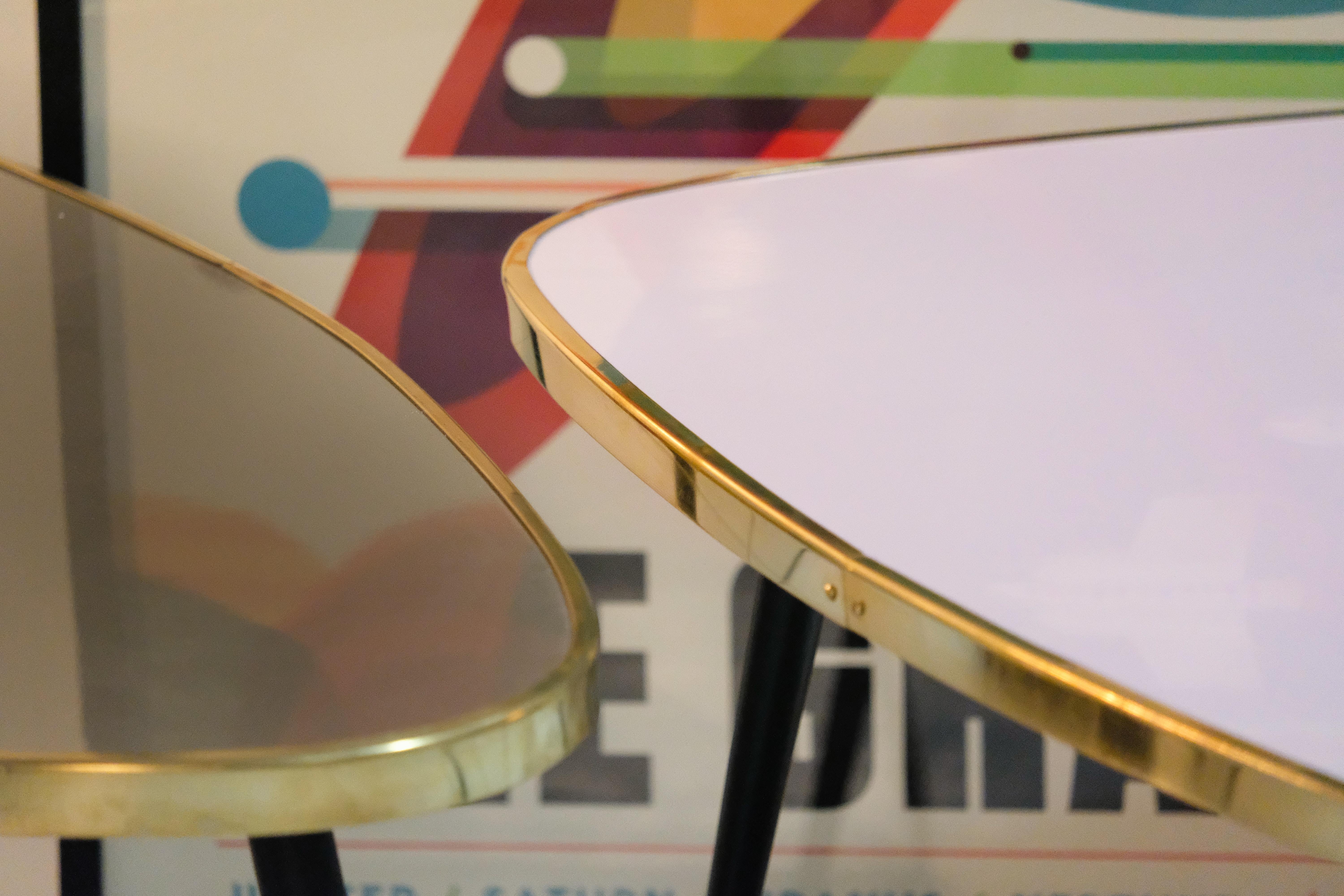 Table d'appoint artisanale en acier de forme organique avec contour 5 couleurs et petit plateau de 2 hauteurs en vente 1