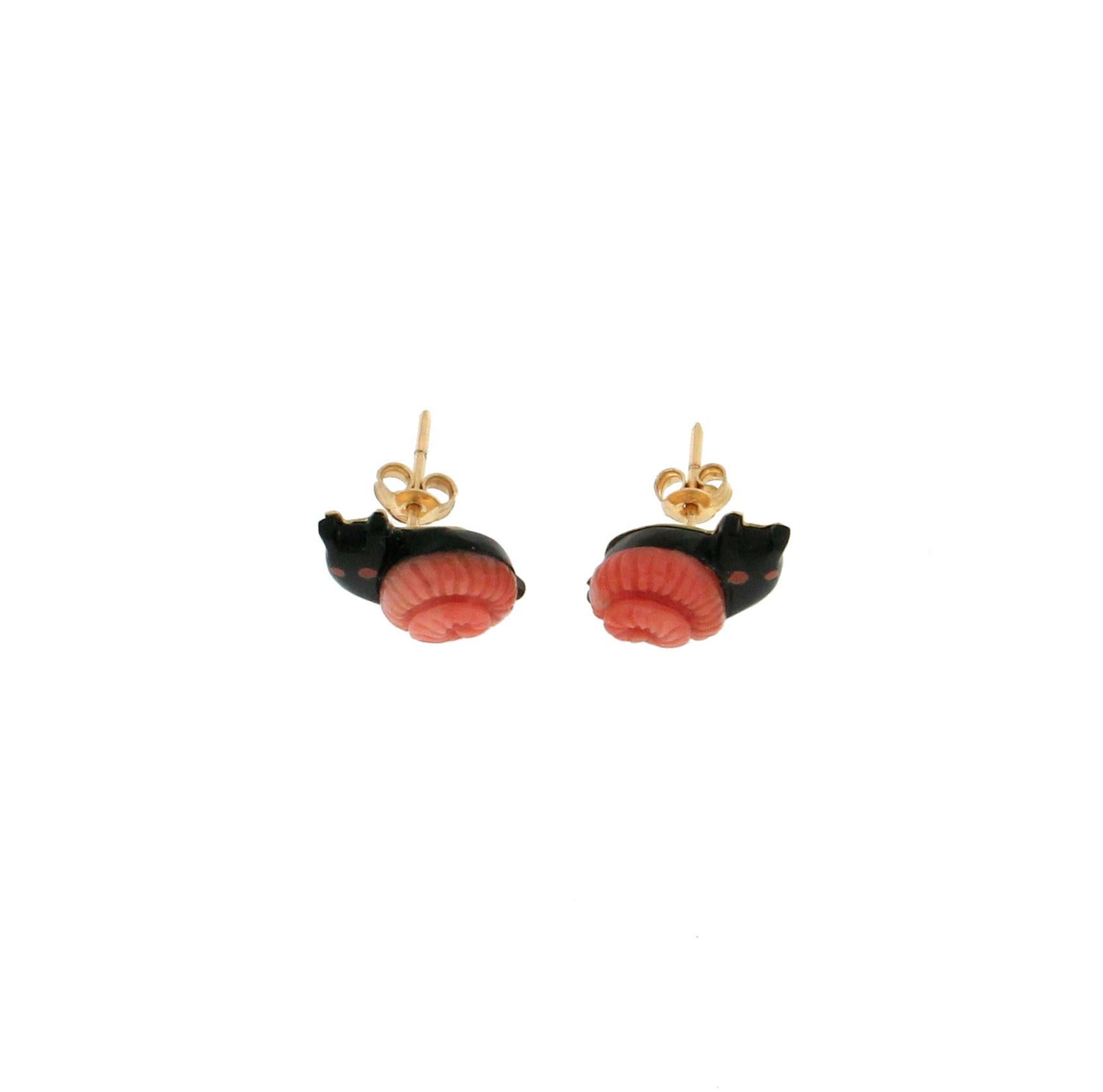 Handcraft Snail 18 Karat Yellow Gold Coral Ebony Stud Earrings In New Condition For Sale In Marcianise, IT