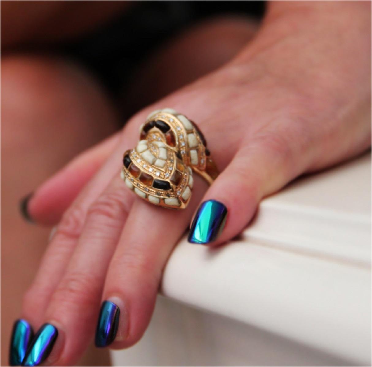 Handcraft Schlange 18 Karat Gelbgold Diamanten und Achat Cocktail Ring im Angebot 2