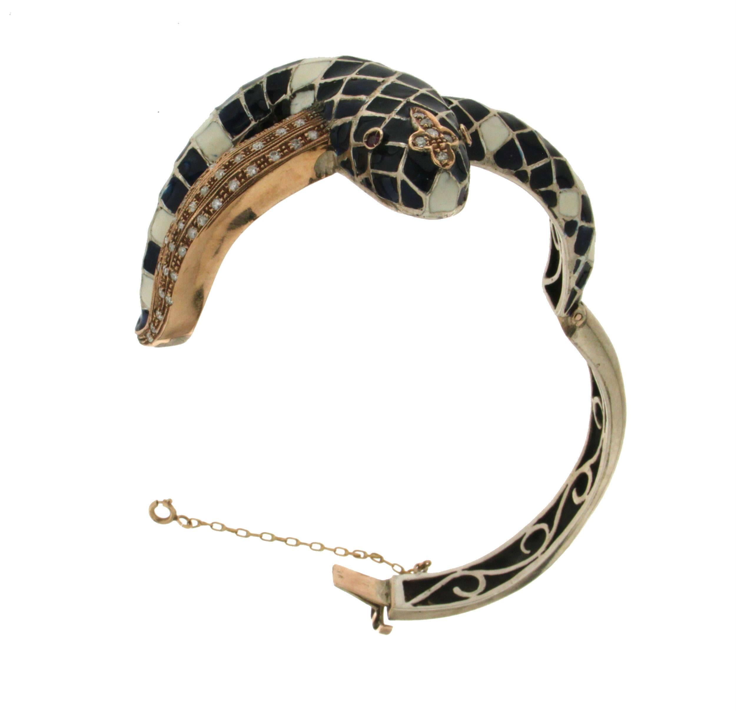 Taille brillant Bracelet artisanal à pince en forme de serpent en or jaune 9 carats et diamants en vente