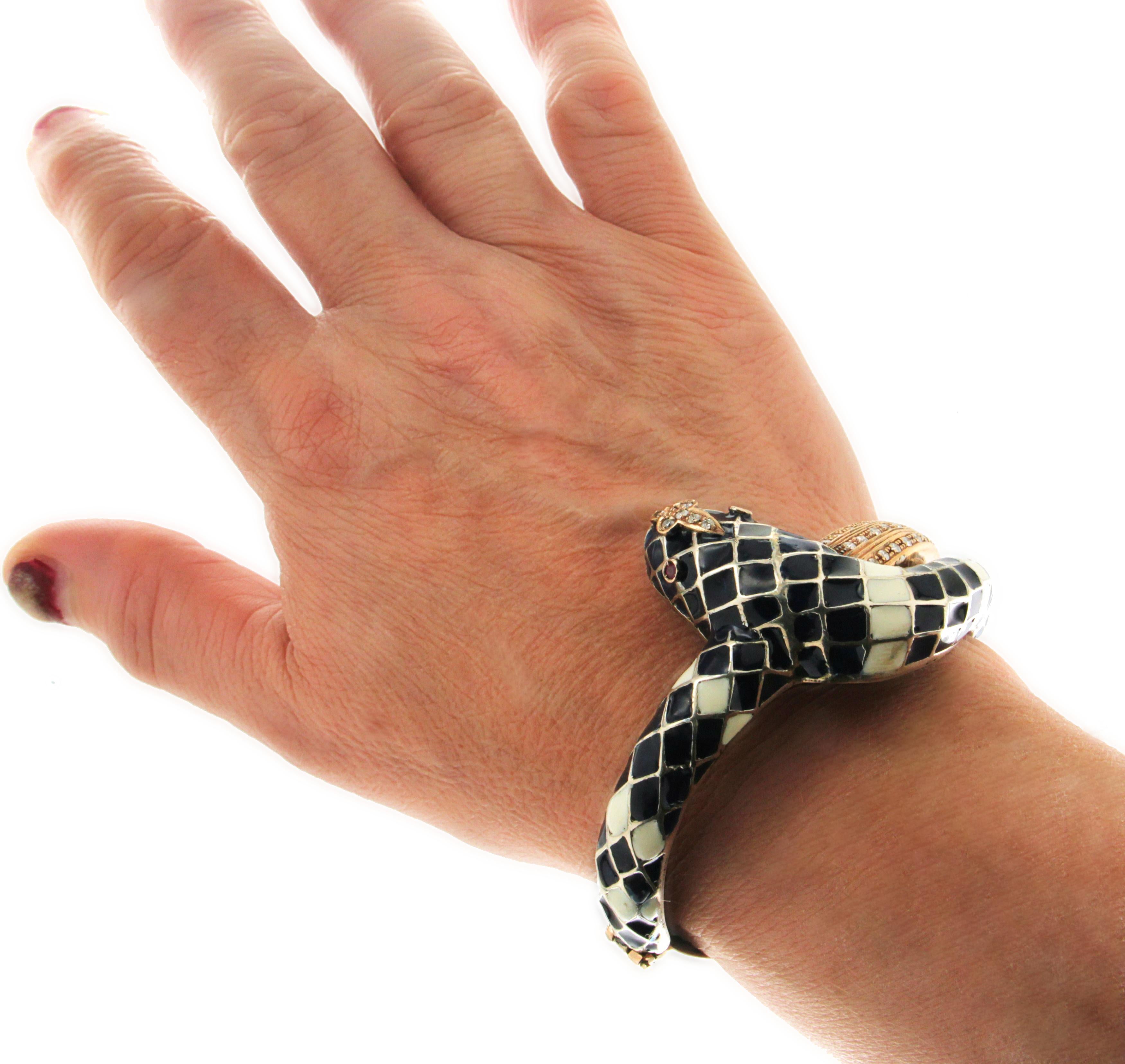 Handgefertigtes Schlangenarmband 9 Karat Gelbgold mit Diamanten und Klappverschluss im Angebot 2