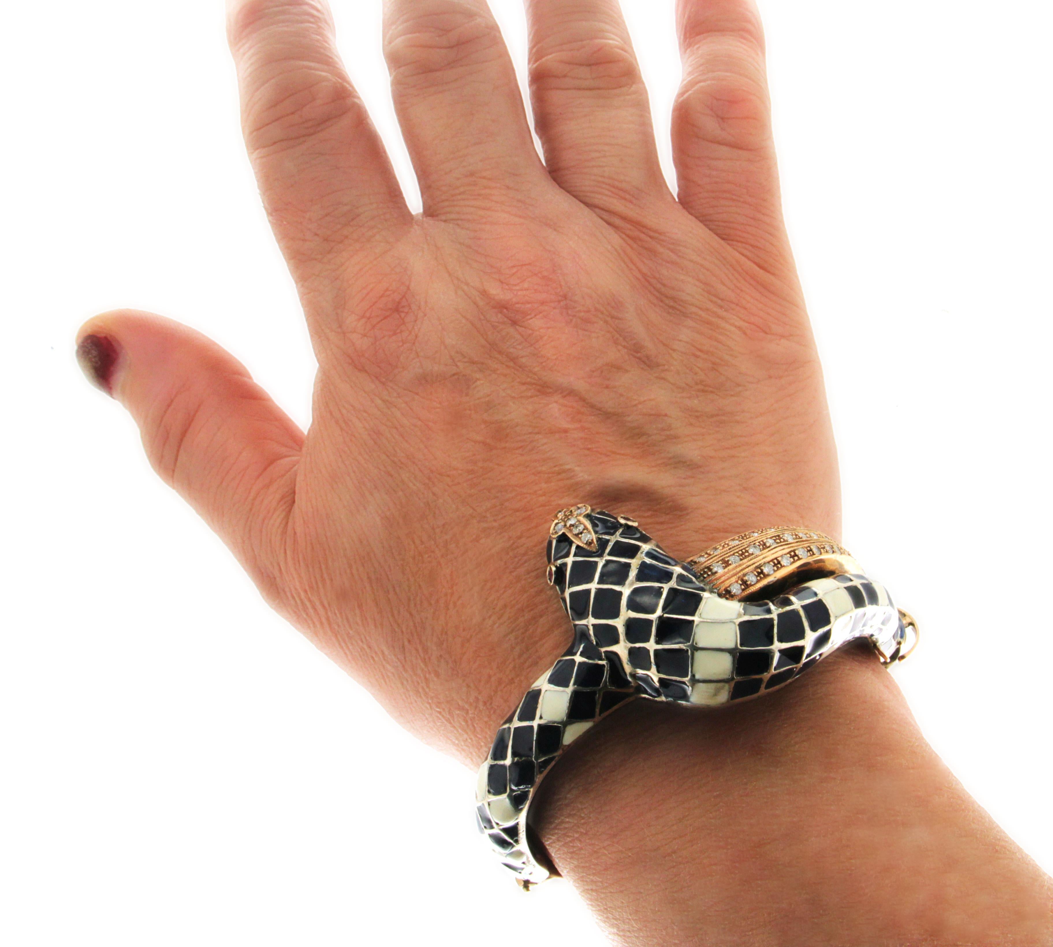 Handgefertigtes Schlangenarmband 9 Karat Gelbgold mit Diamanten und Klappverschluss im Angebot 3