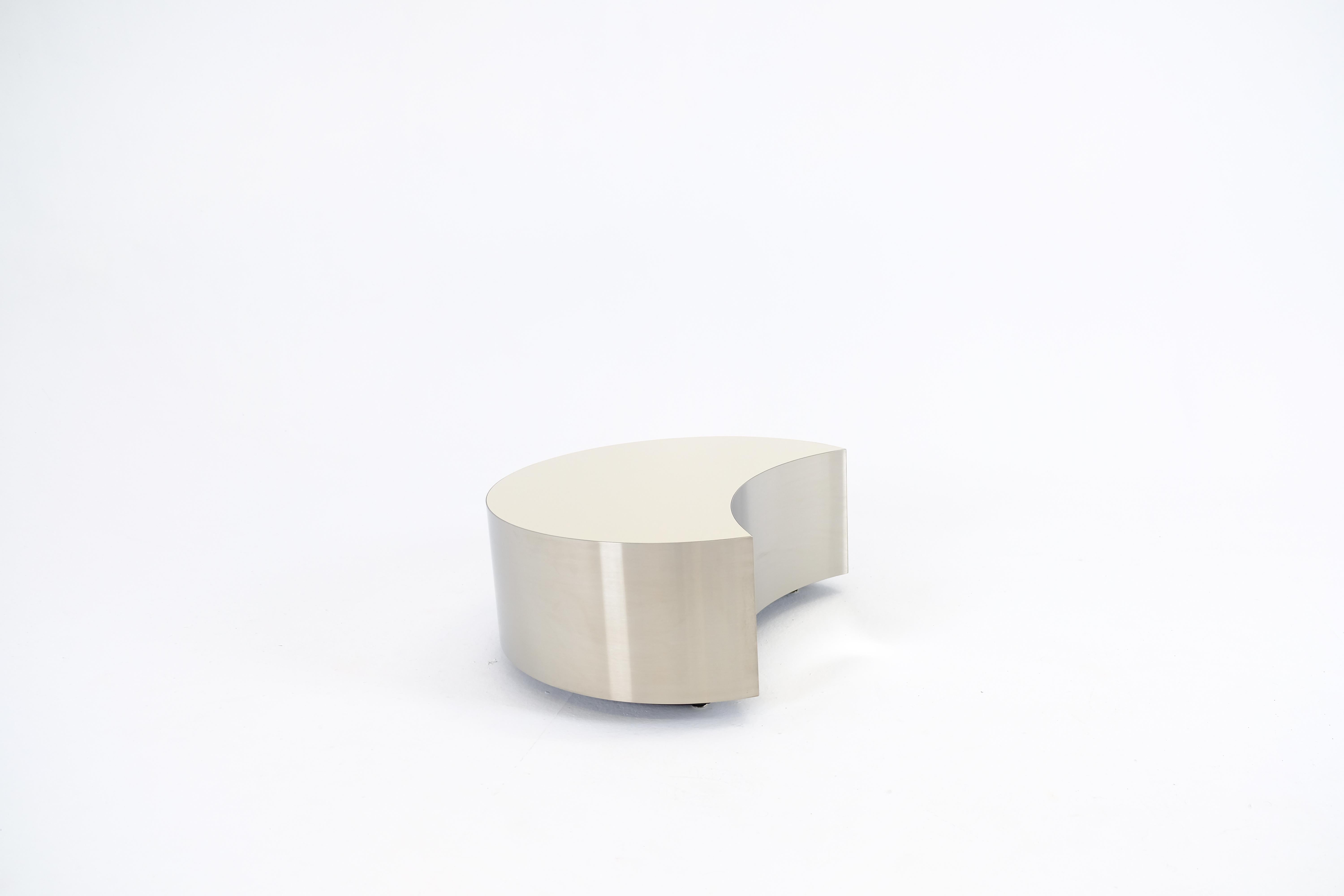 Espagnol Table basse simple, forme demi-lune, laiton/acier et stratifié brillant, taille S en vente