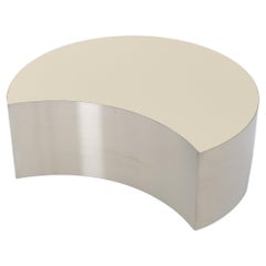 Table basse simple, forme demi-lune, laiton/acier et stratifié brillant, taille S
