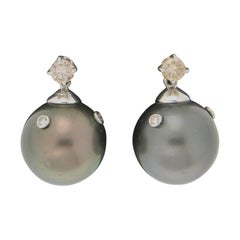 Clous d'oreilles artisanaux en or blanc 18 carats avec perles de Tahiti et diamants