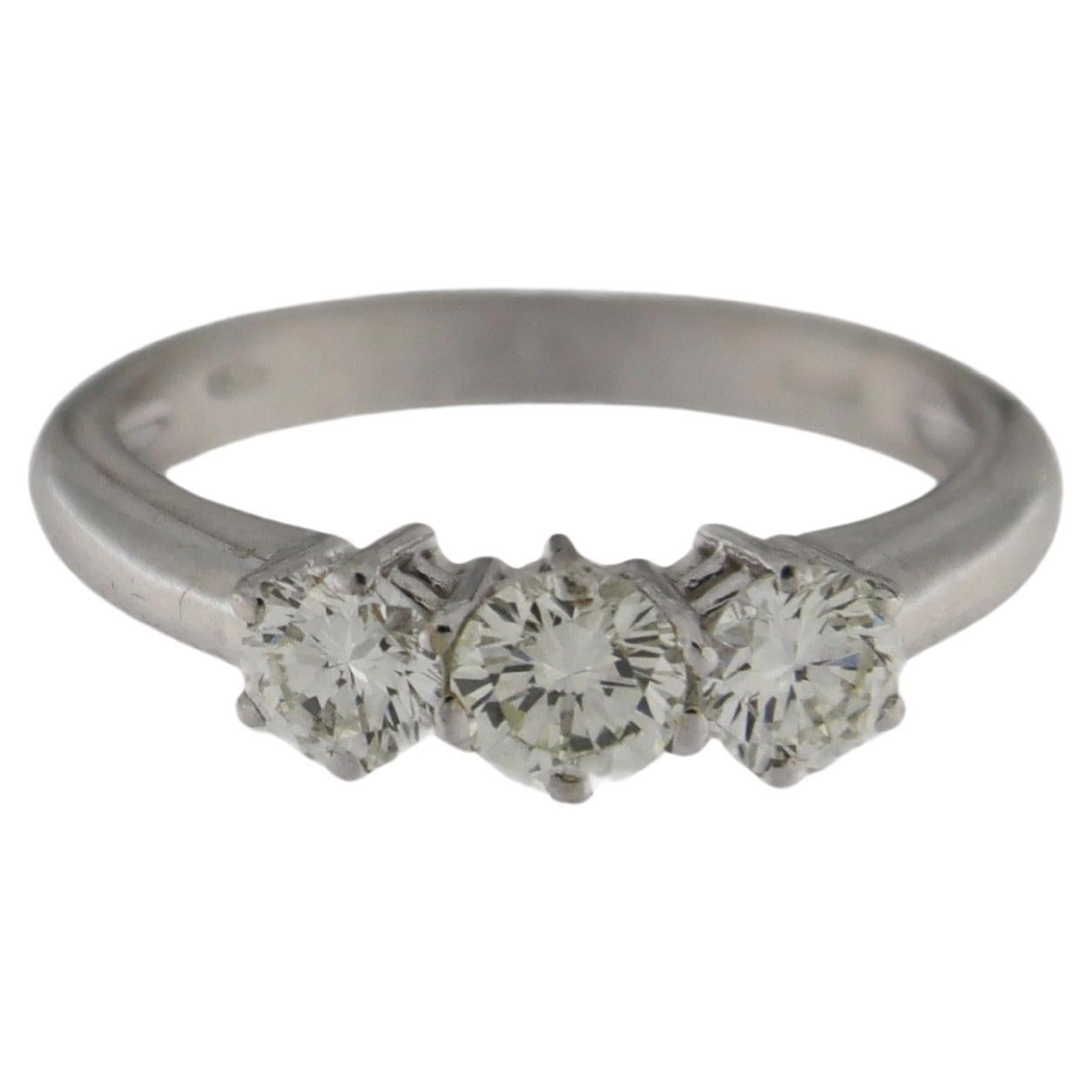Este elegante Anillo de Compromiso Trilogía está elaborado en oro blanco de 18 quilates de alta calidad y ofrece un diseño sofisticado y atemporal. El escenario de la trilogía representa el pasado, el presente y el futuro, lo que lo convierte en un