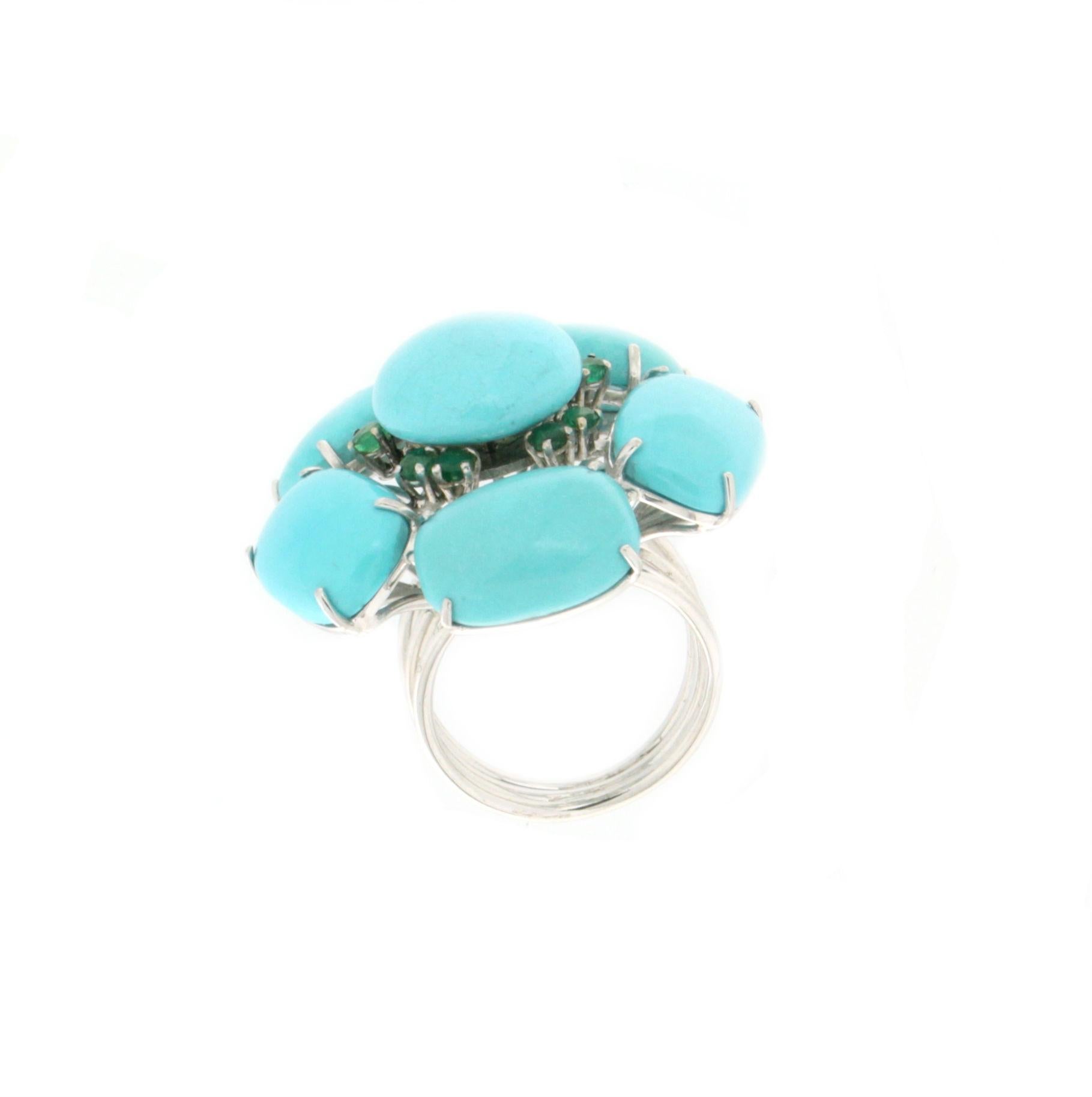 Artisan Bague cocktail artisanale en or blanc 18 carats avec turquoise et émeraude en vente