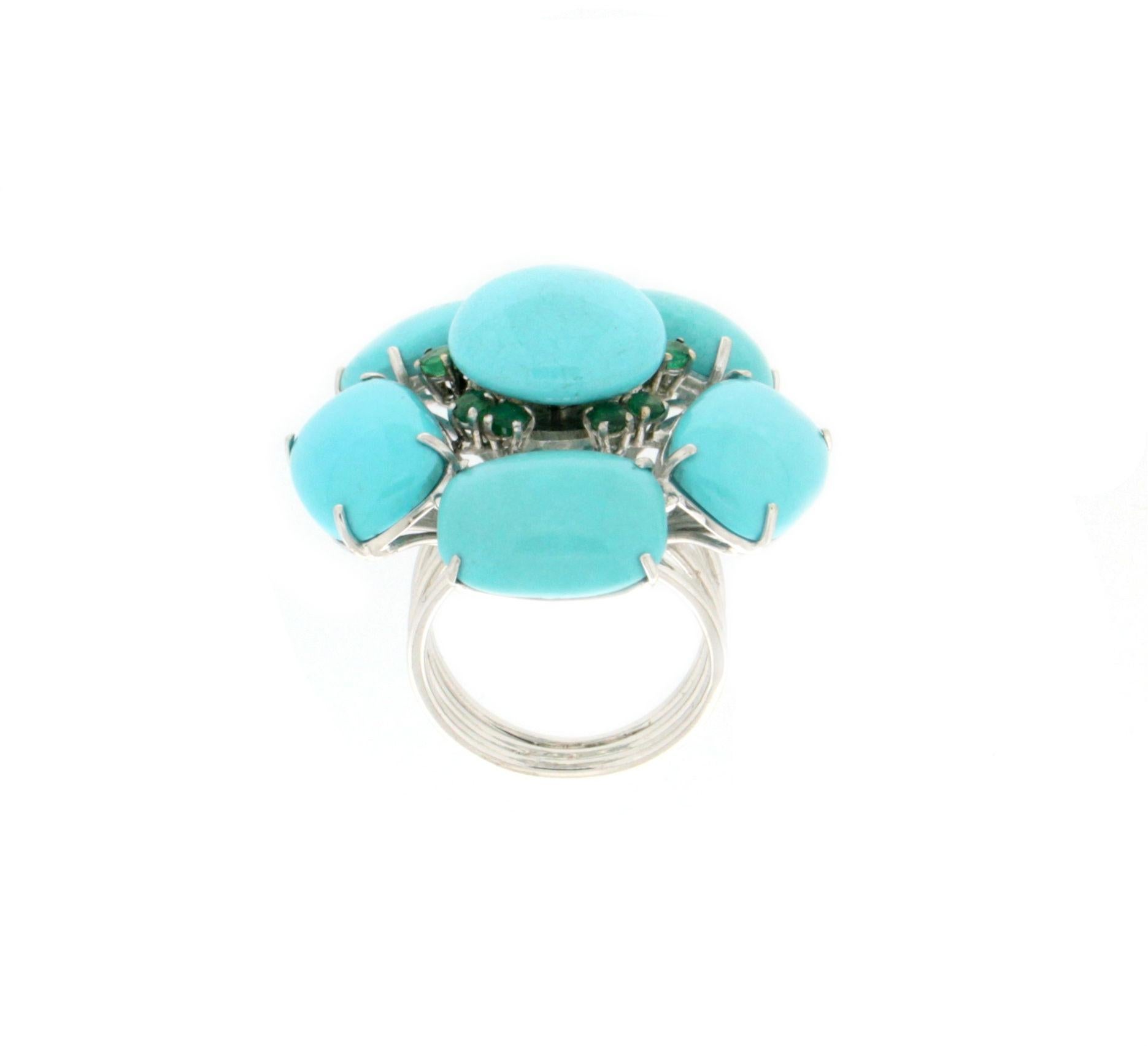 Taille émeraude Bague cocktail artisanale en or blanc 18 carats avec turquoise et émeraude en vente