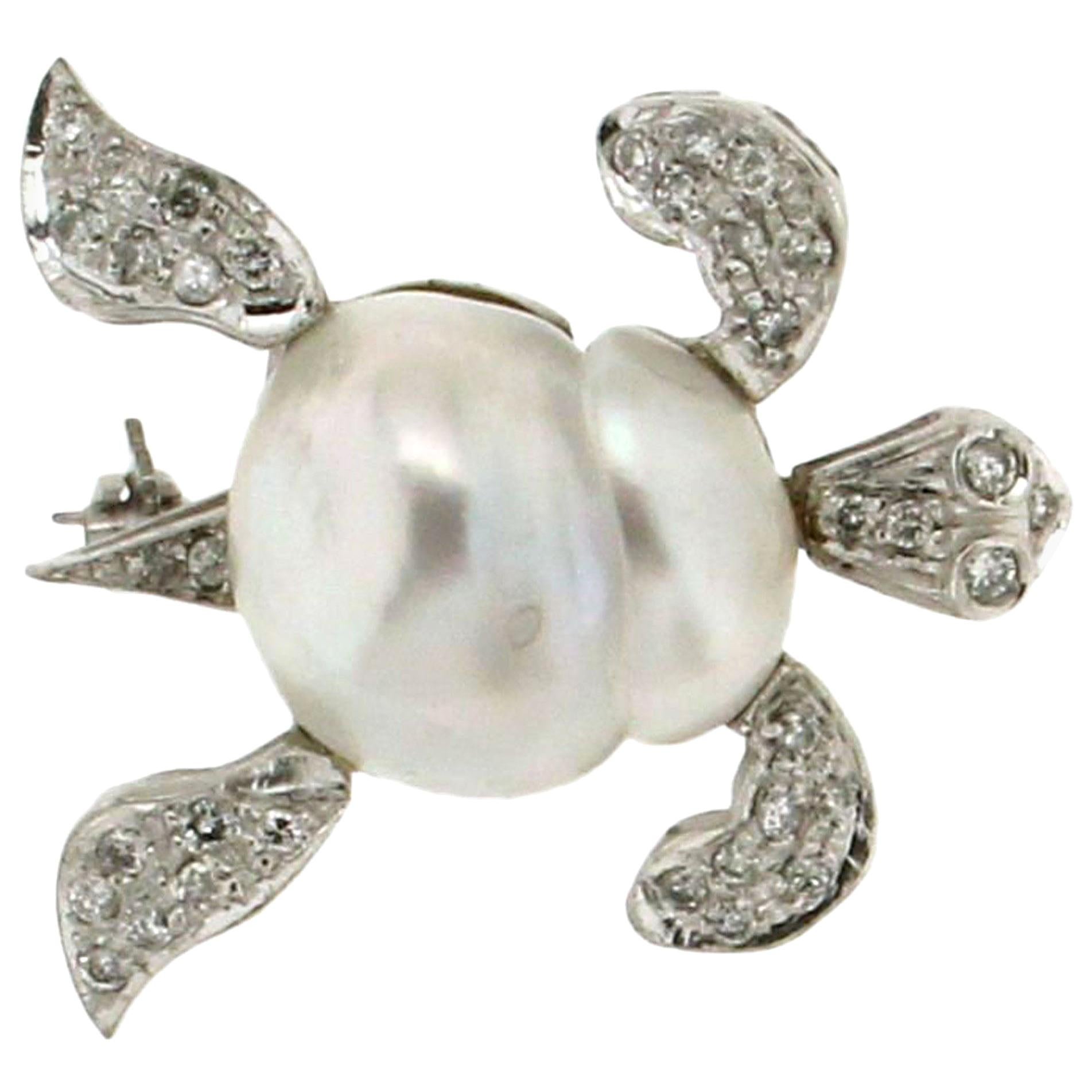 Broche artisanale en forme de tortue en or blanc 18 carats avec diamants et perle baroque australienne