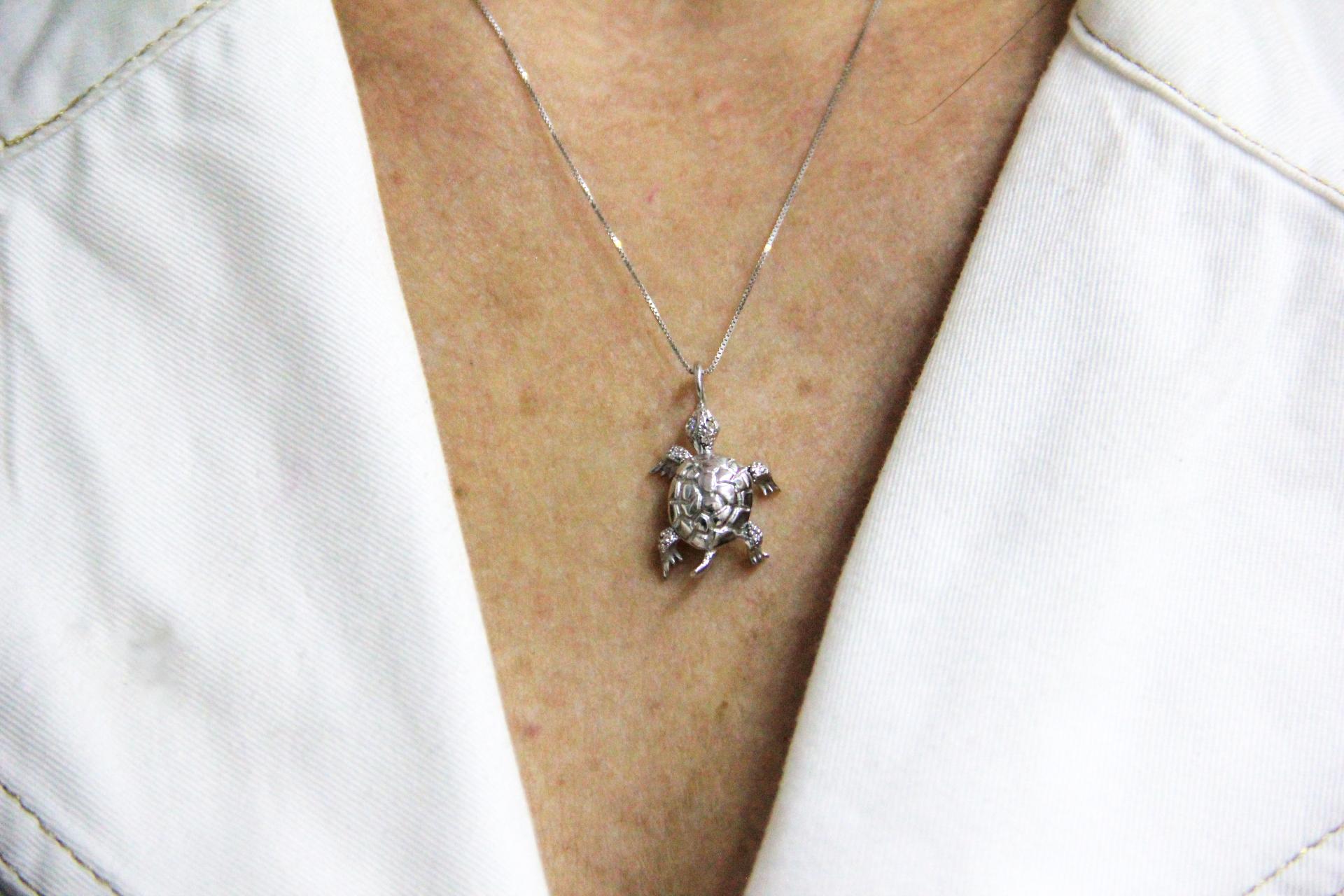 Handcraft Turtle 18 Karat White Gold Diamonds Pendant Necklace For Sale 4
