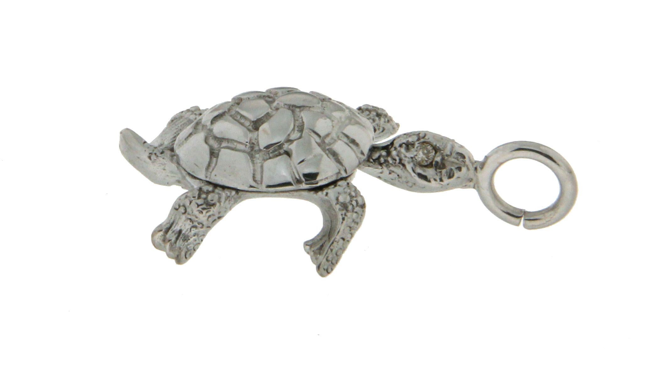 Artisan Collier pendentif en forme de tortue en or blanc 18 carats et diamants, fabriqué à la main en vente