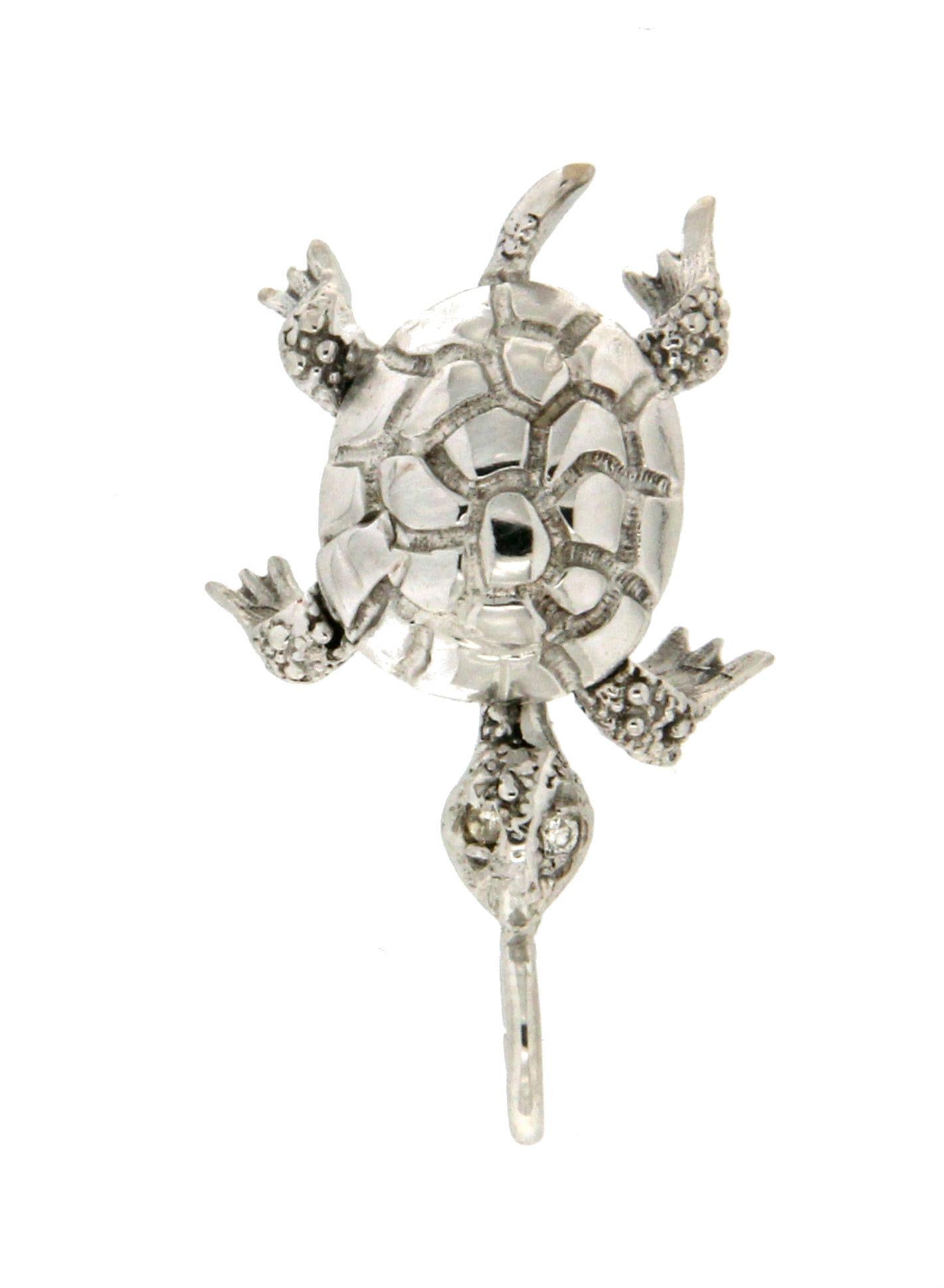 Taille brillant Collier pendentif en forme de tortue en or blanc 18 carats et diamants, fabriqué à la main en vente