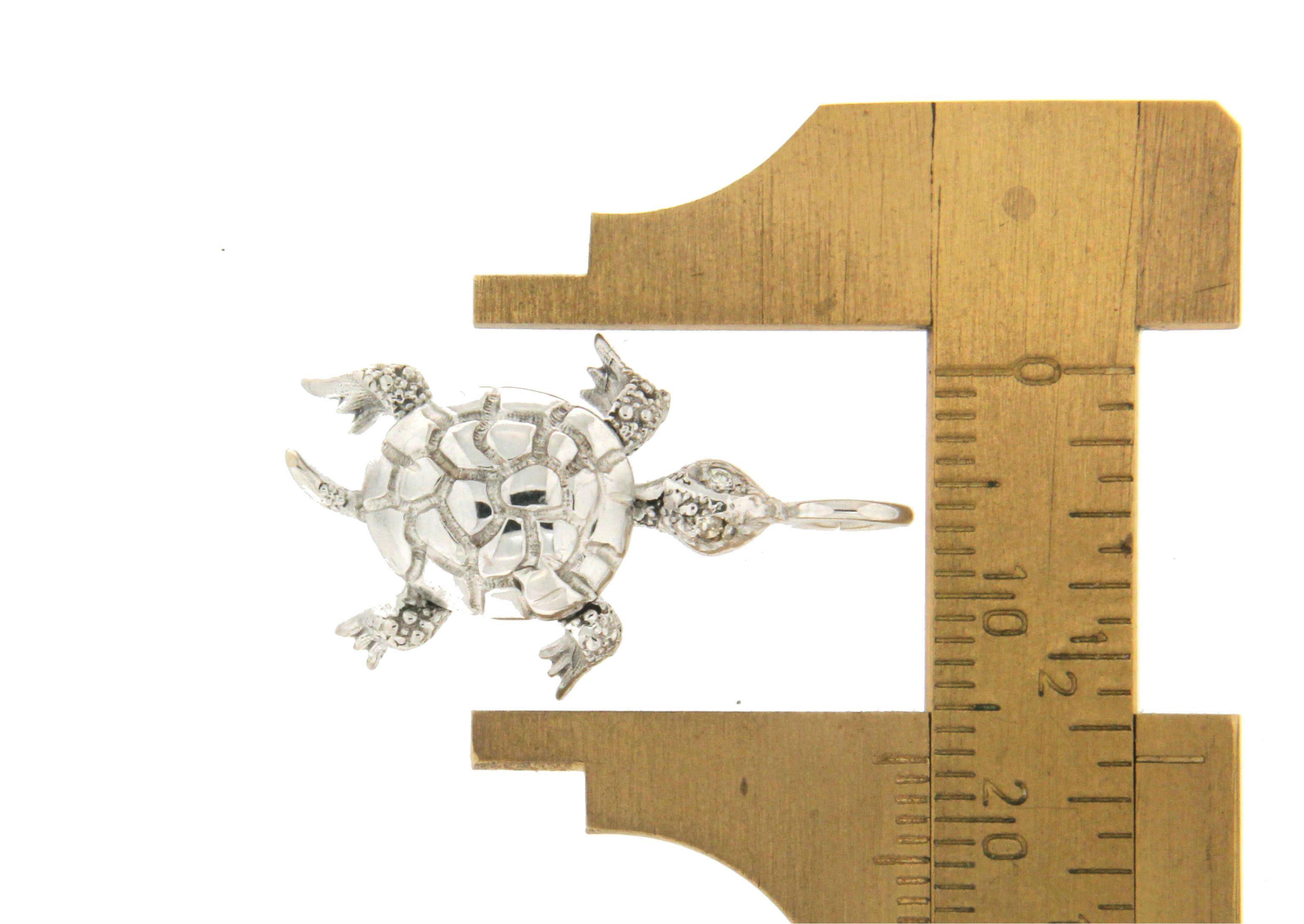Collier pendentif en forme de tortue en or blanc 18 carats et diamants, fabriqué à la main Unisexe en vente