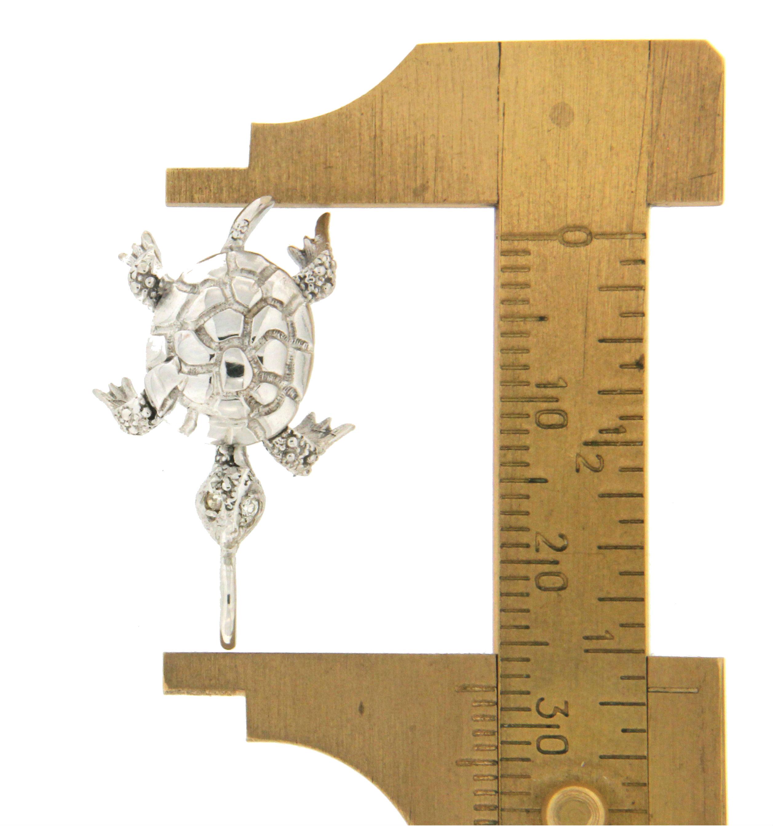 Collier pendentif en forme de tortue en or blanc 18 carats et diamants, fabriqué à la main en vente 1