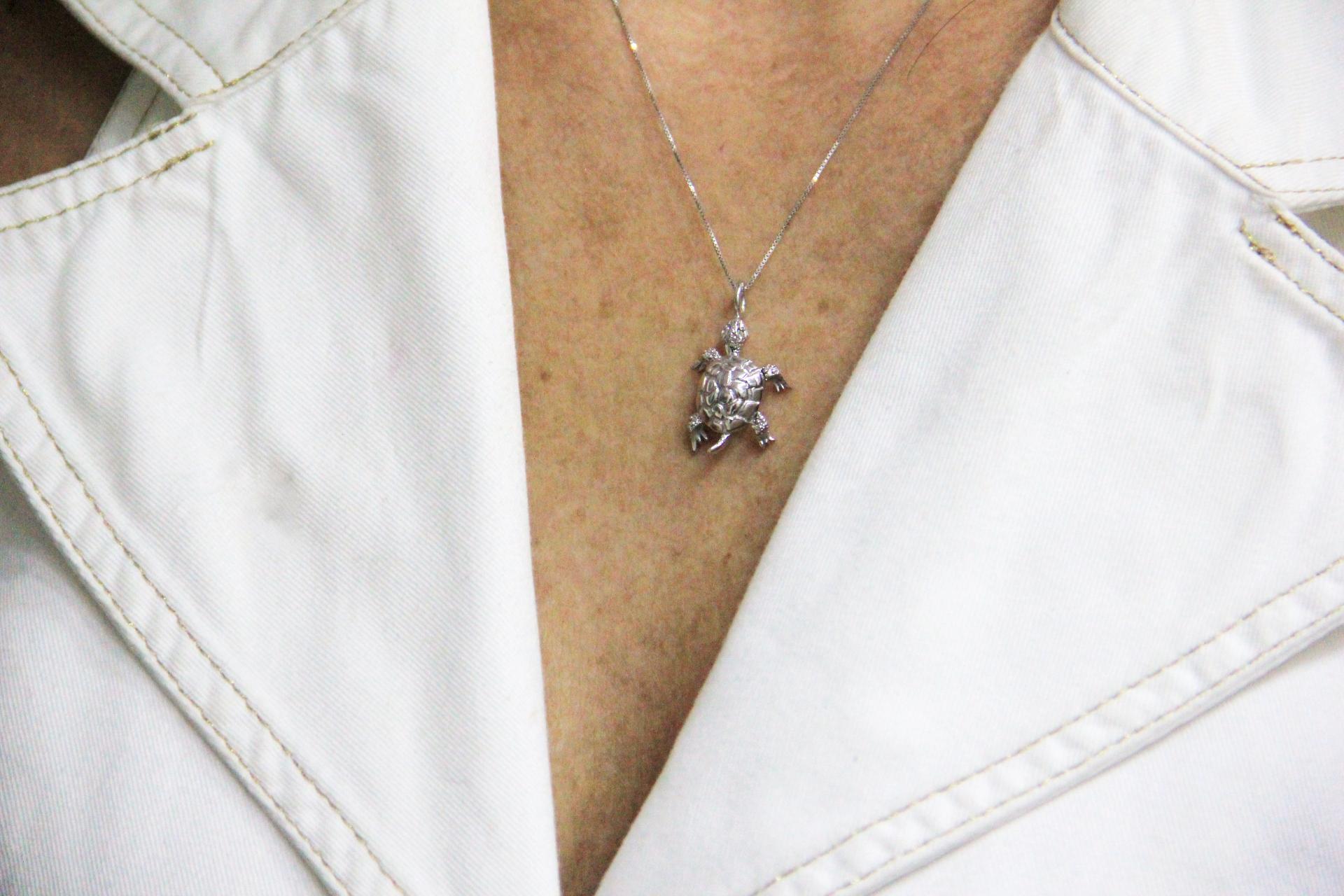 Collier pendentif en forme de tortue en or blanc 18 carats et diamants, fabriqué à la main en vente 3