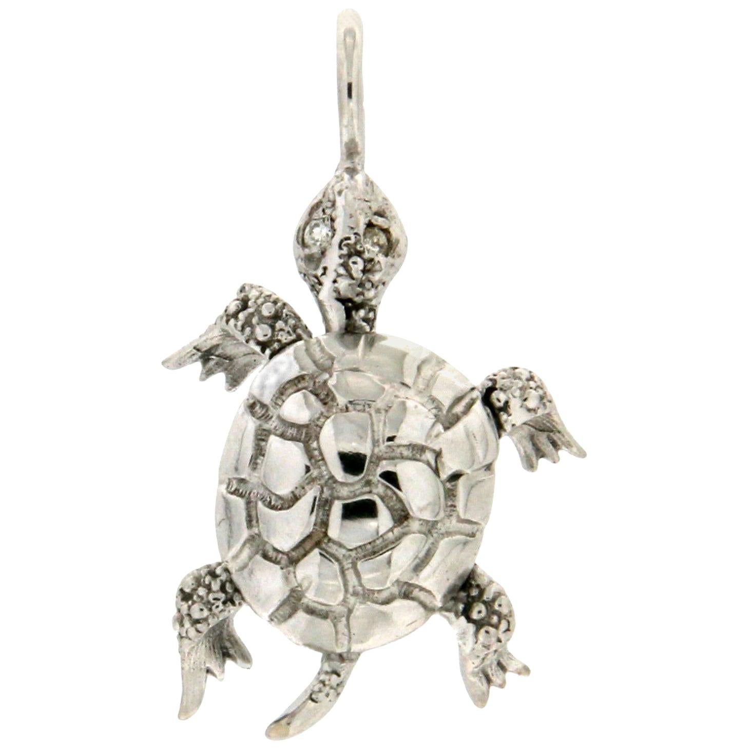 Collier pendentif en forme de tortue en or blanc 18 carats et diamants, fabriqué à la main en vente