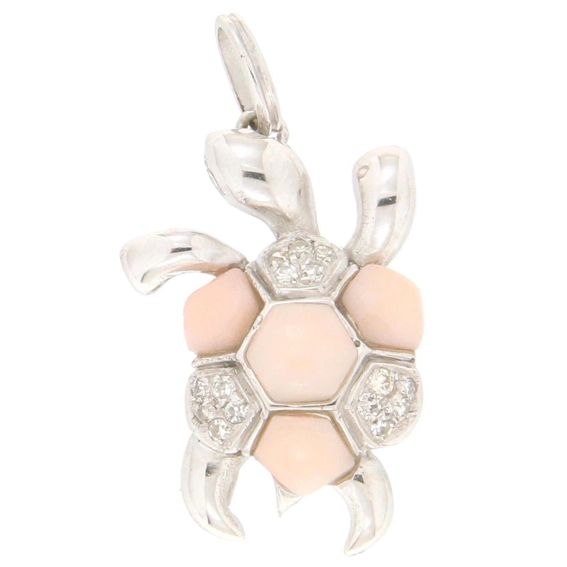 Collier pendentif artisanal en forme de tortue en corail, or blanc 18 carats et diamants