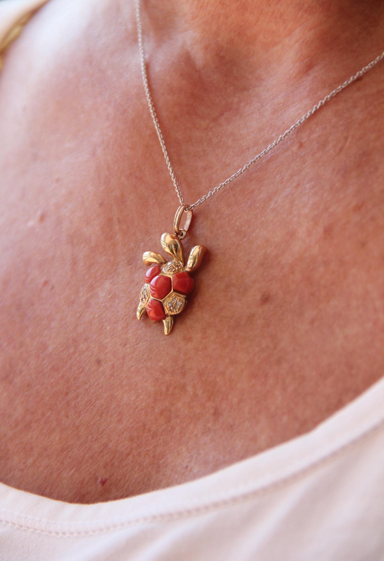Taille brillant Collier pendentif tortue corail en or jaune 18 carats avec diamants Handcraft en vente