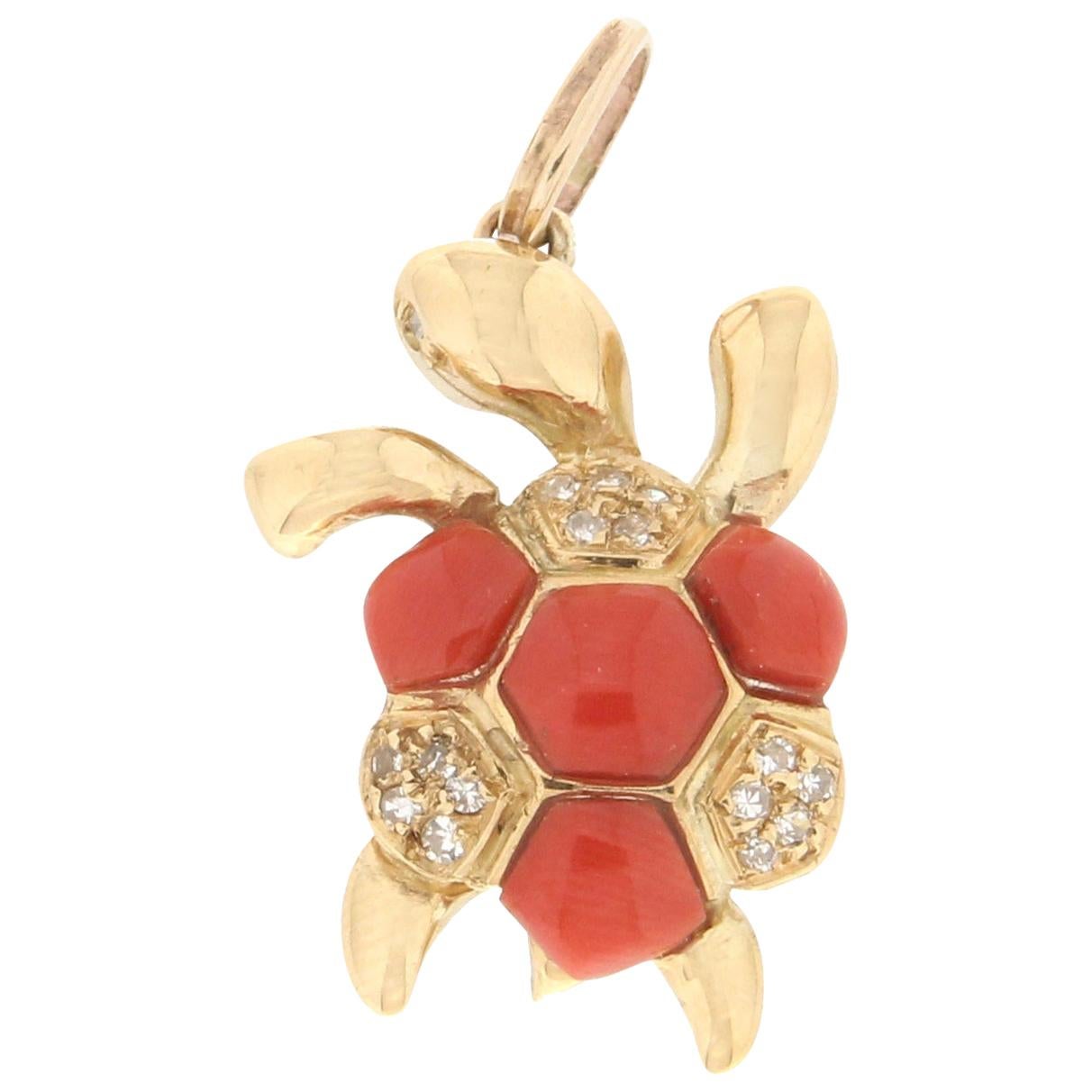 Collier pendentif tortue corail en or jaune 18 carats avec diamants Handcraft