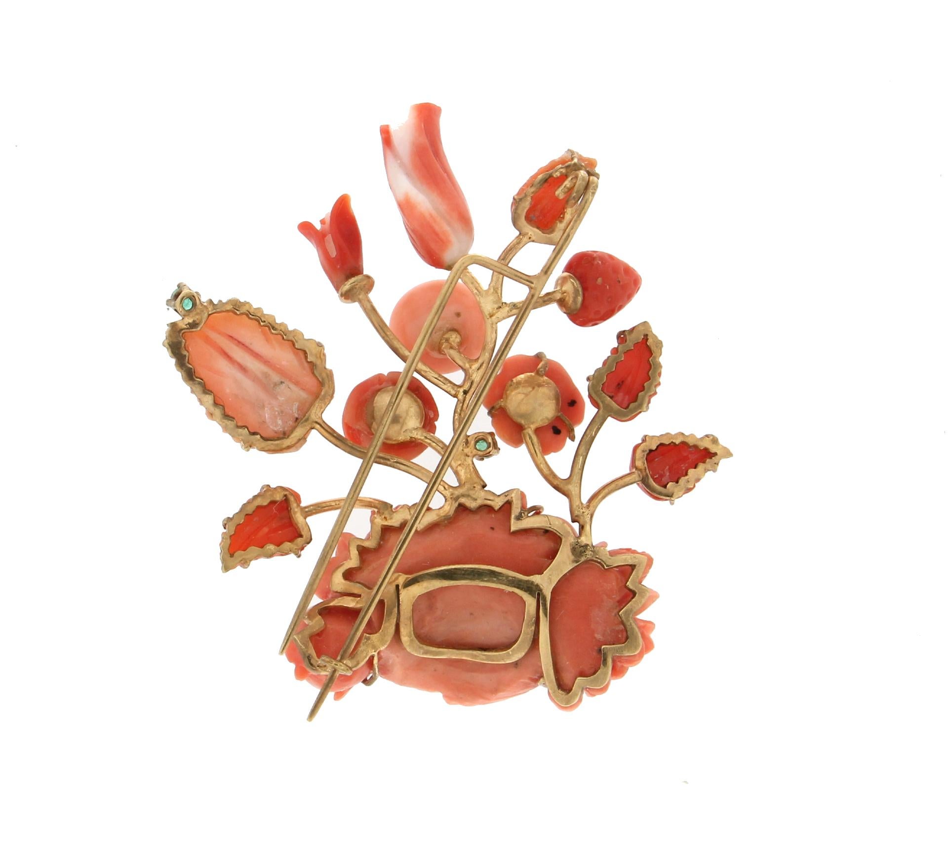 Handcraft Vase 14 Karat Yellow Gold Coral Emerald Brooch In New Condition For Sale In Marcianise, IT