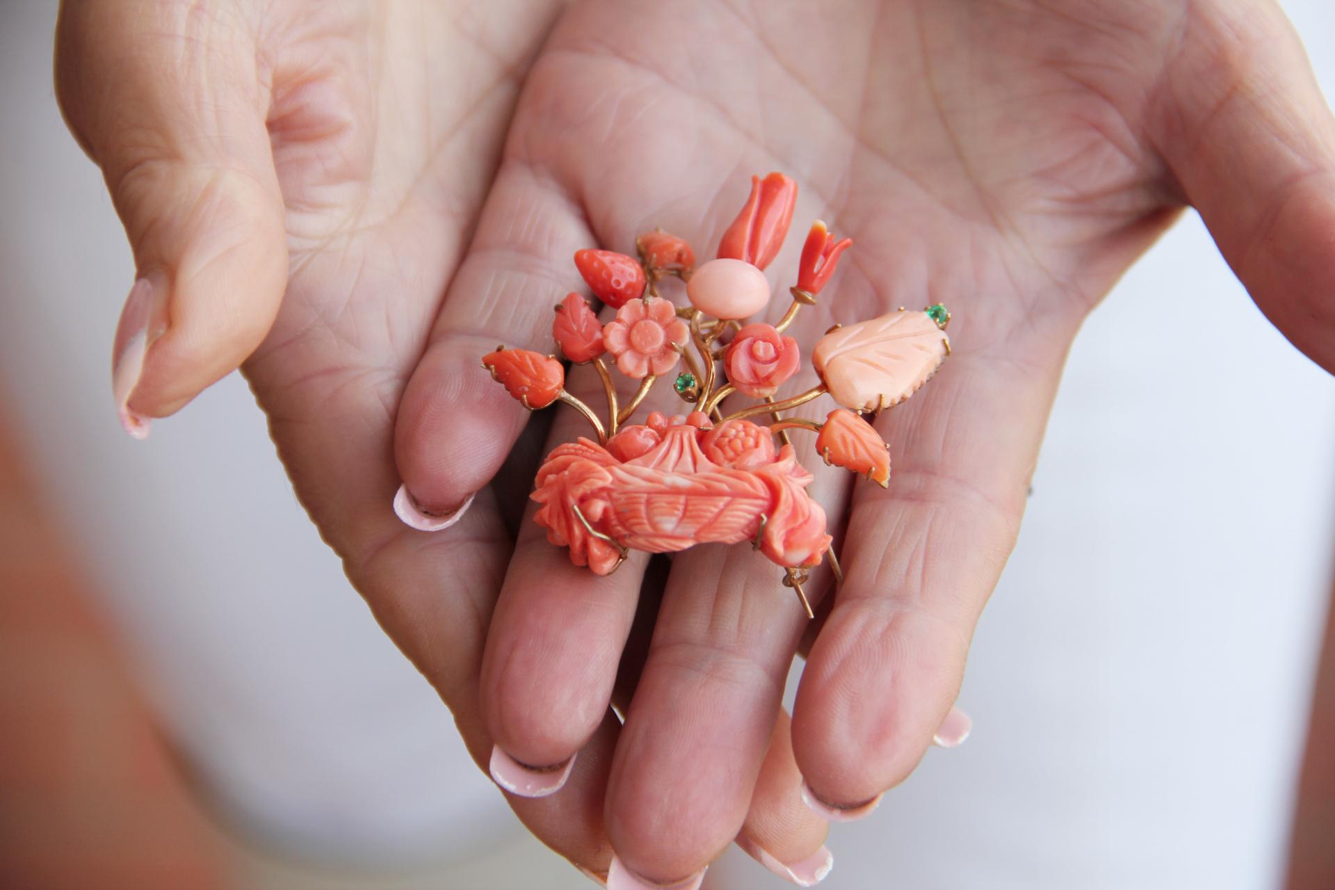 Handcraft Vase 14 Karat Yellow Gold Coral Emerald Brooch For Sale 3