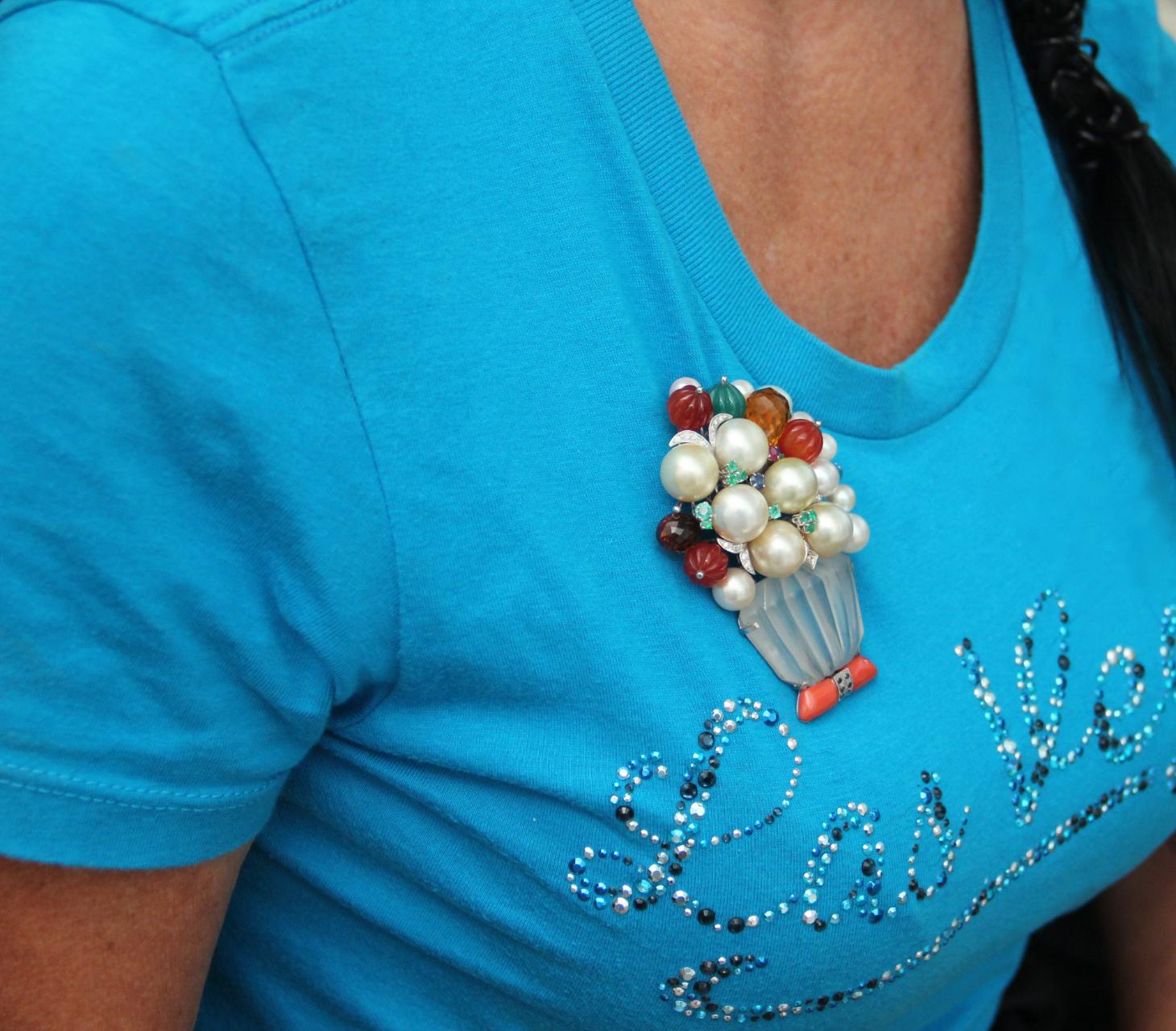 Broche Artesanal Florero Oro Blanco 18 Kilates Coral Roca Cristal Perlas Diamantes en venta 1
