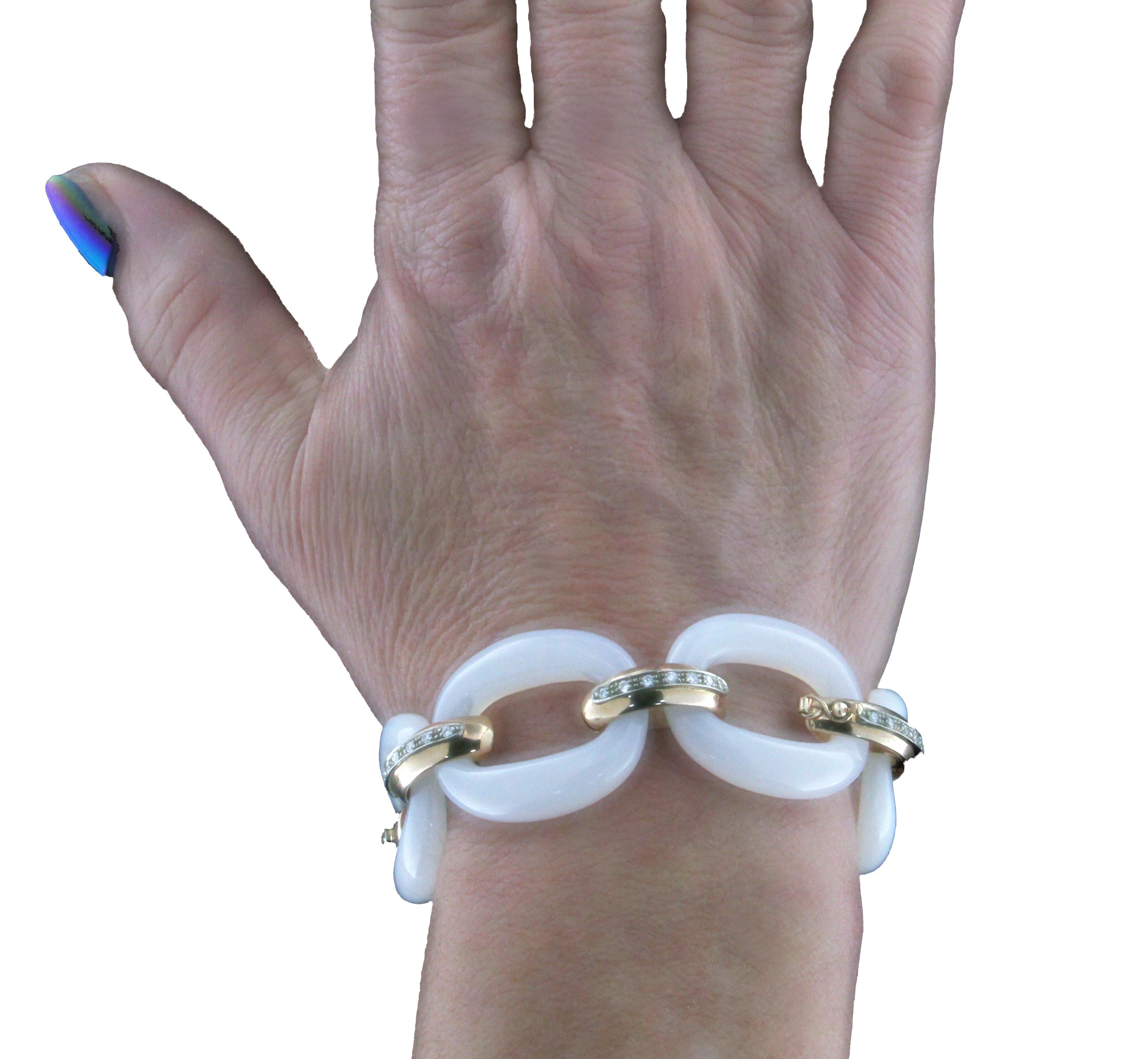 Bracelet manchette artisanal en agate blanche et or jaune 14 carats avec diamants en vente 1