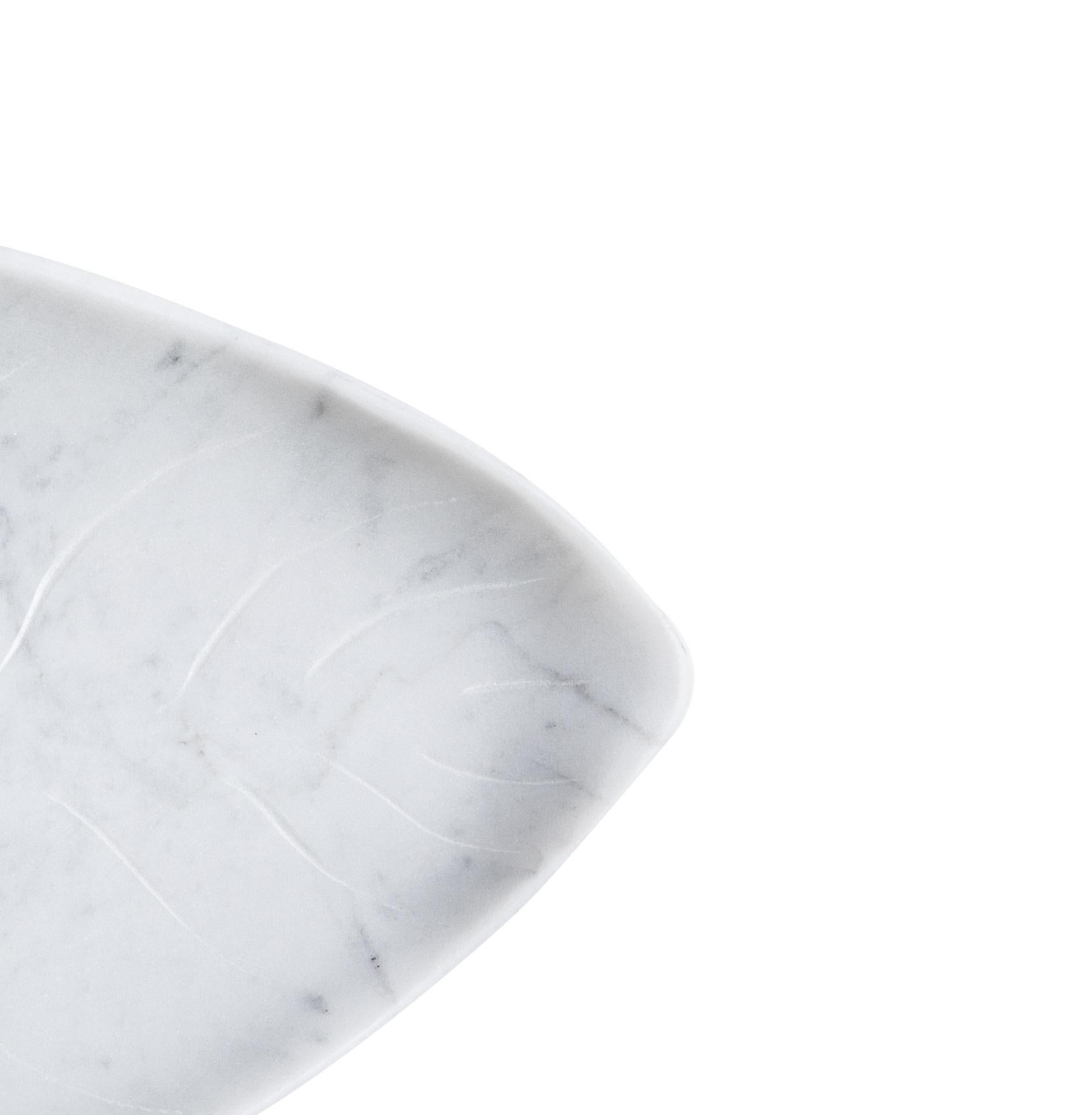 Big handcraft white Carrara marble plate, with the shape of a leaf, that is perfect to beautifully present food or can be used as a centrepiece. 

Each piece is in a way unique (every marble block is different in veins and shades) and handmade by