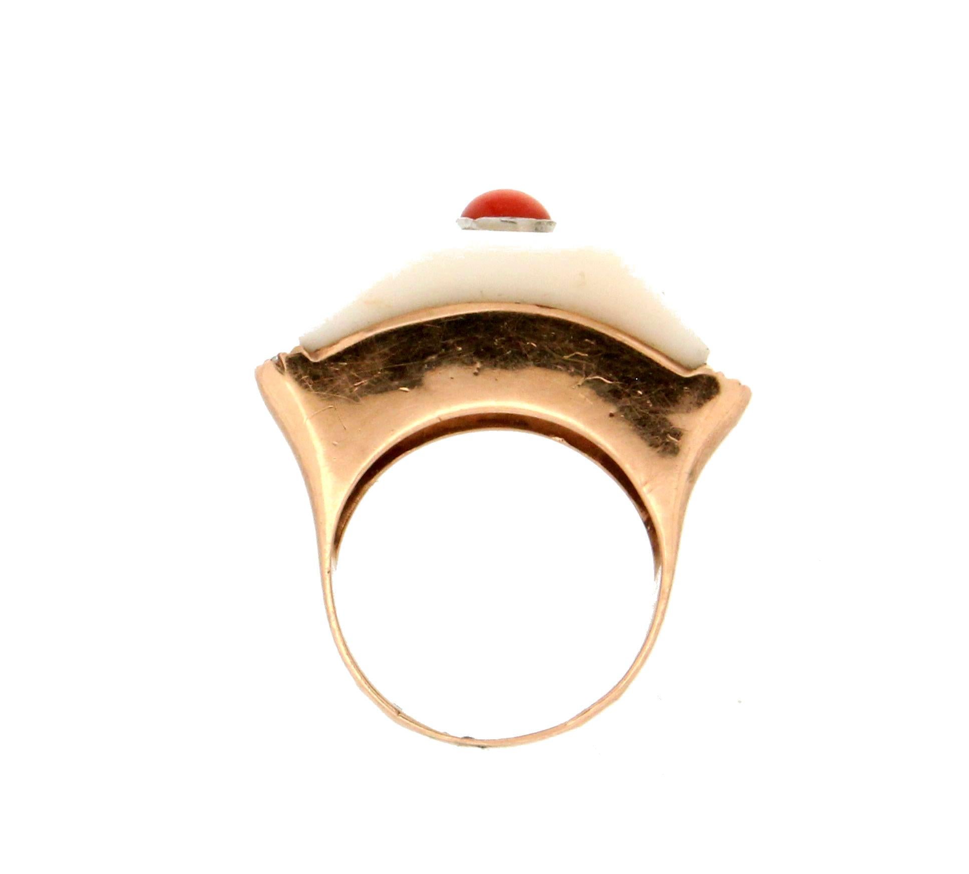 Handcraft White Coral 9 Karat White and Yellow Gold Diamonds Cocktail Ring In New Condition For Sale In Marcianise, IT