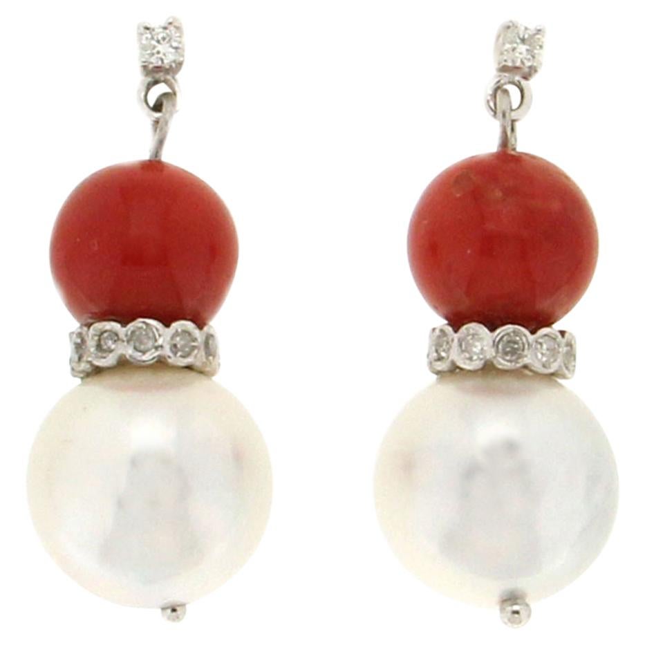 Pendants d'oreilles artisanaux en or blanc 18 carats, perles de culture, diamants et corail