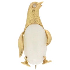 Vintage Handcraft White Jade 18 Karat Yellow Gold Diamonds Penguin Brooch