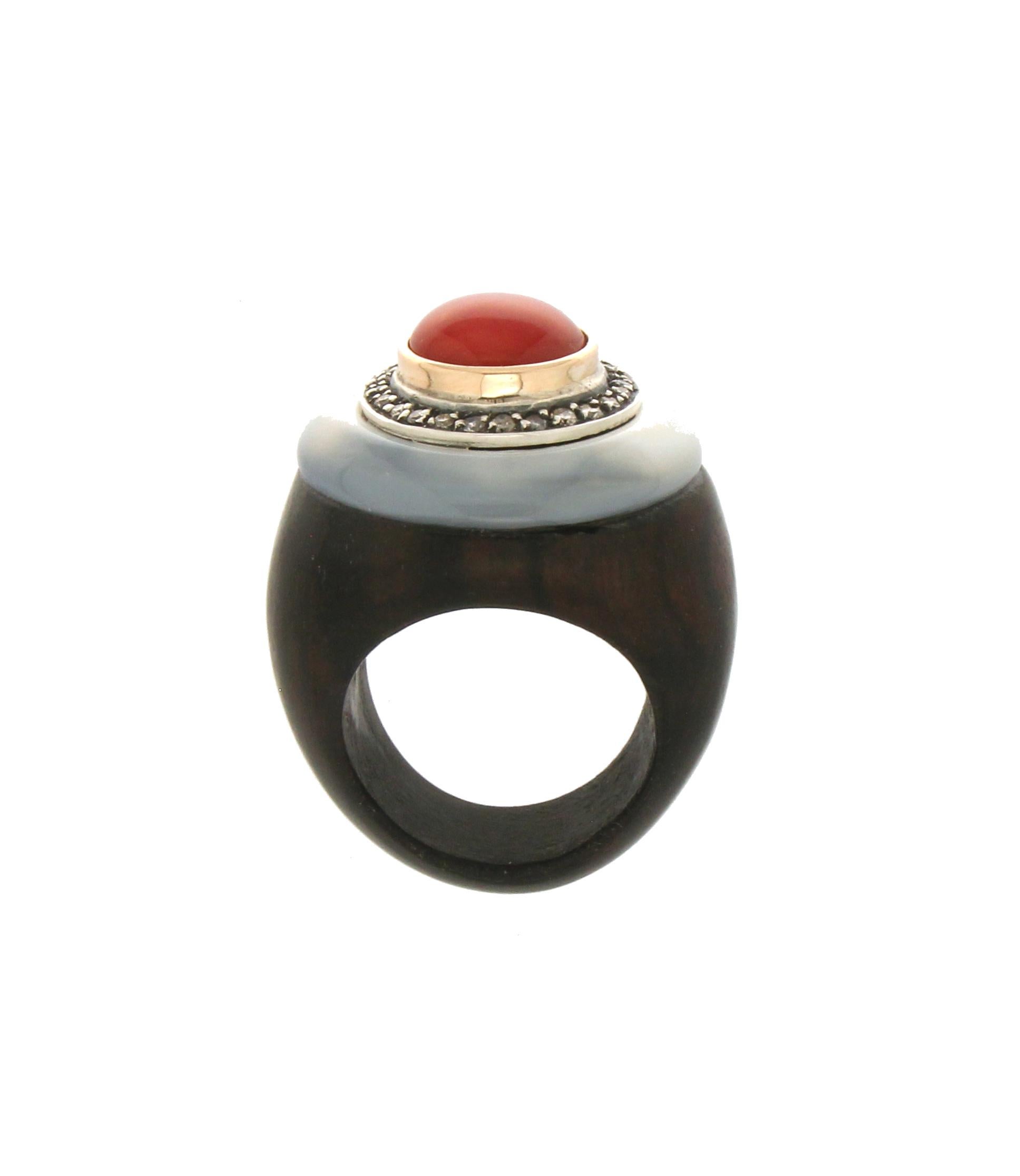 Handcraft Wood 14 Karat Yellow Gold Coral Diamonds Cocktail Ring In New Condition For Sale In Marcianise, IT