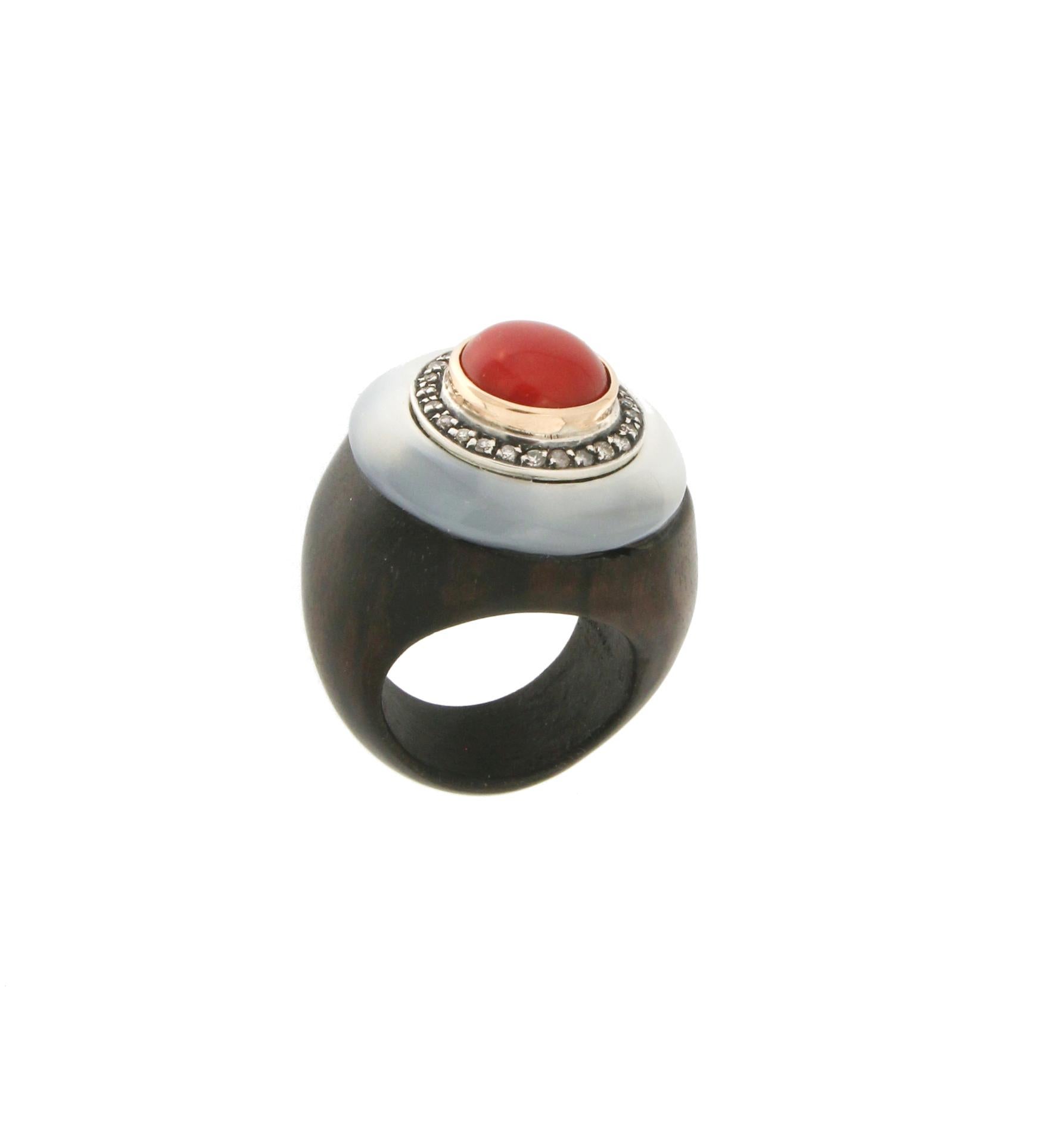 Women's or Men's Handcraft Wood 14 Karat Yellow Gold Coral Diamonds Cocktail Ring For Sale