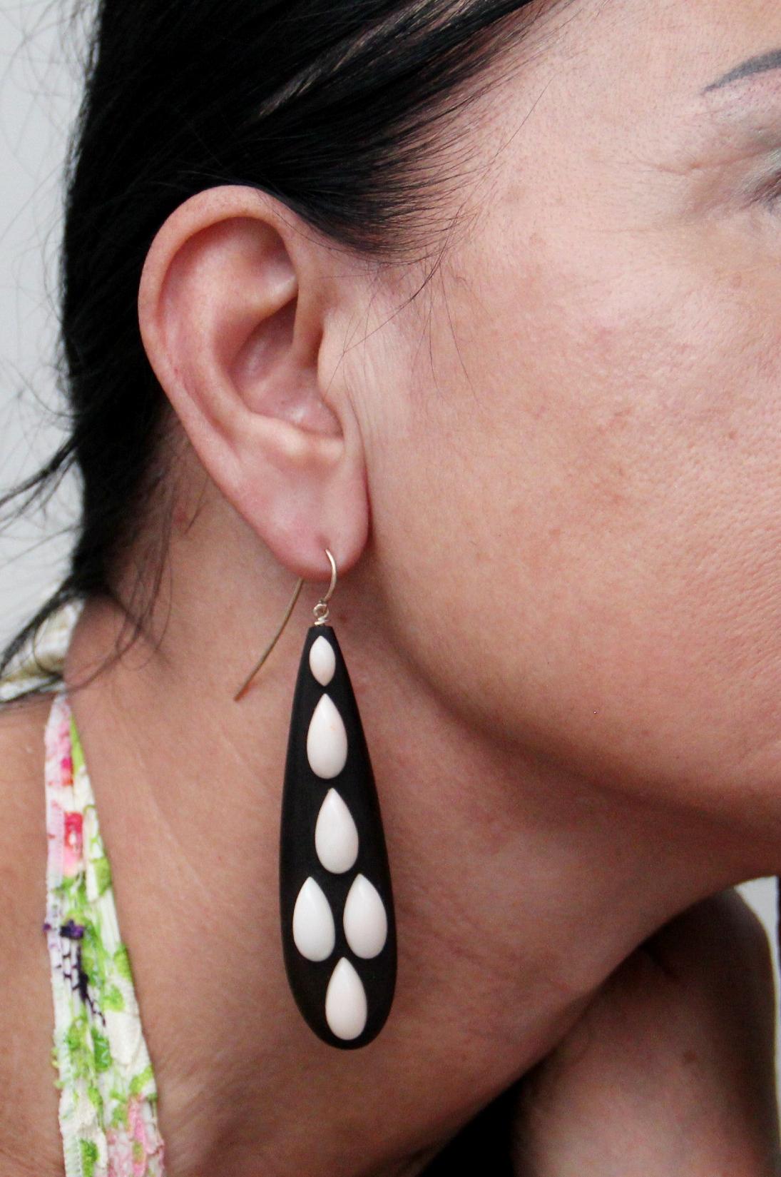 Pendientes Artesanales de Madera de Coral en Oro Amarillo de 9 Kilates en venta 1